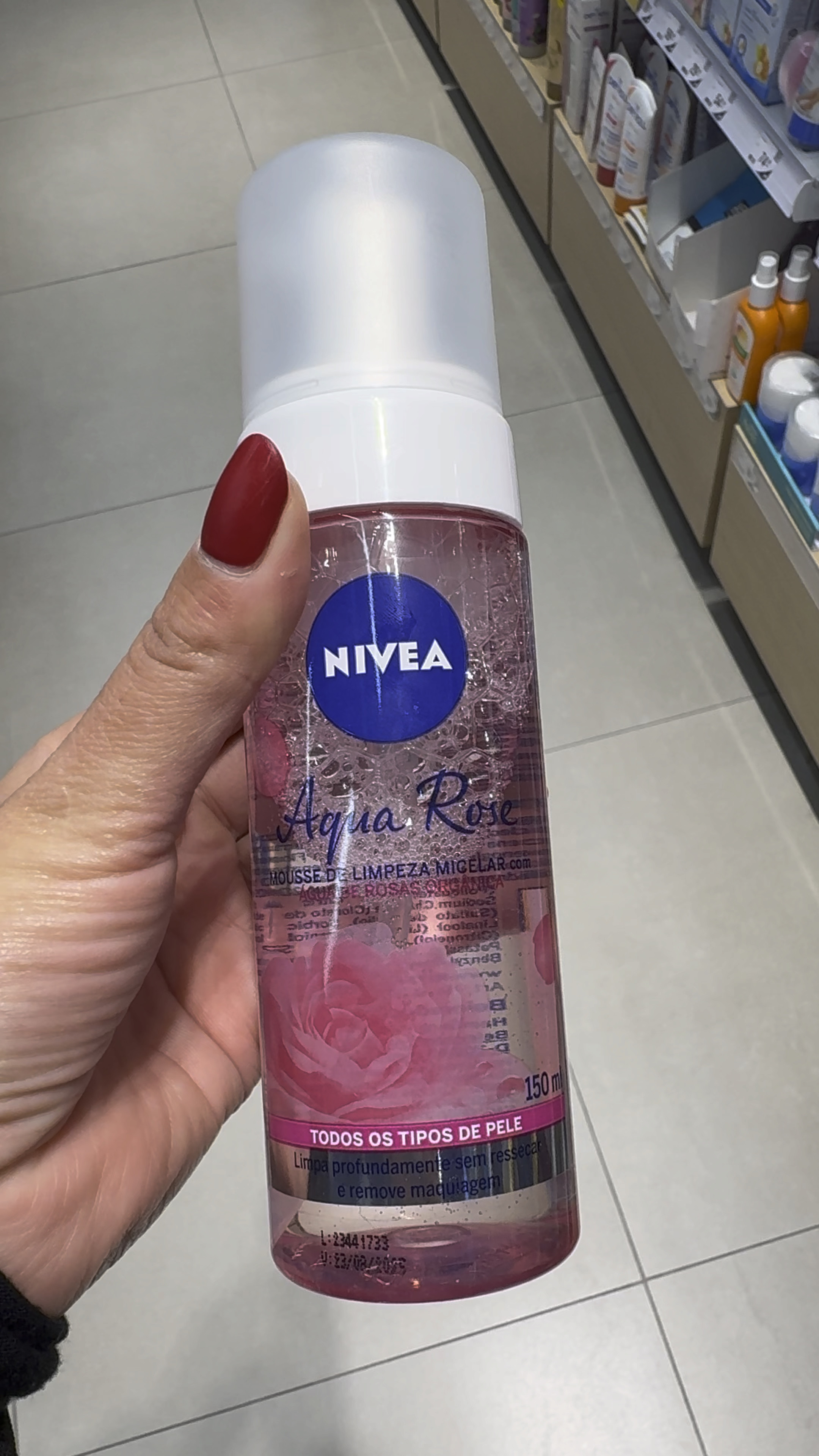 Aqua Nice Rose Mousse facial 
Já anota aí: remove a maquiagem. Linha dedicada aos cuidados pré e pós make.

O que é? O NIVEA Mousse de Limpeza Aqua Rose Care foi desenvolvido com água de rosas orgânica e serve para limpar profundamente e remover a maquiagem.

#LTKbeauty #LTKwinter #LTKbrasil