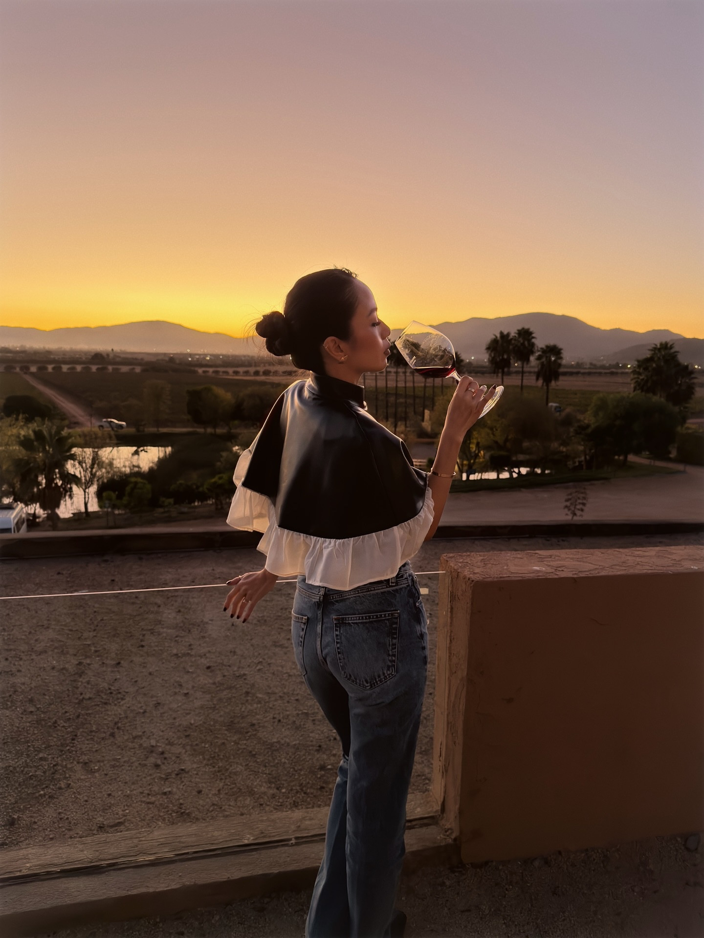 Sipping through the sunset . Cape top & jeans for wine tasting 
.
.
.
.
.
#dinnerdate#dinneroutfit#chicoutfit#datenightoutfit#girlsnightoutoutfit#winetastings#bajacalifornia#winecountry#valledeguadalupe#valle
