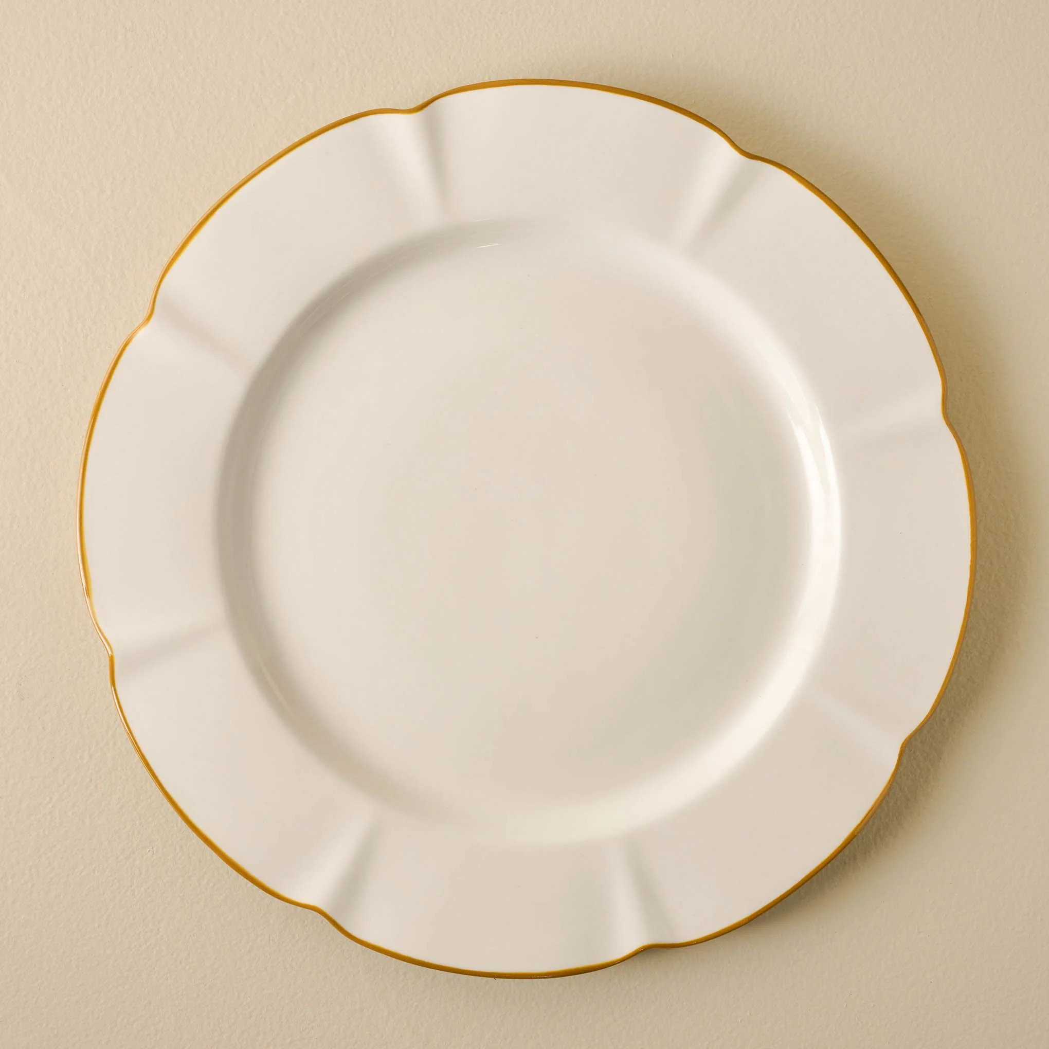 Luna Scalloped Plate | Magnolia