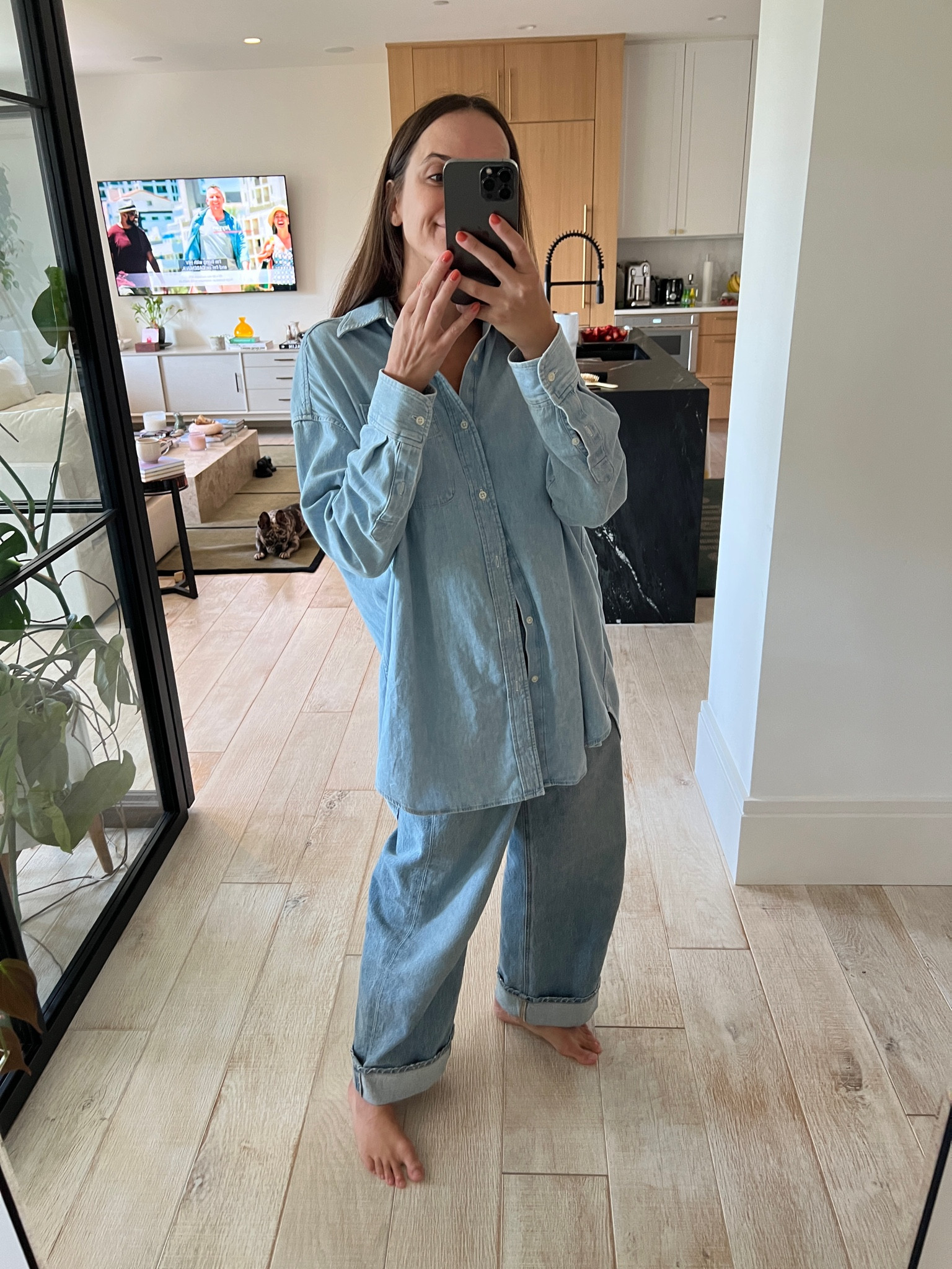 oversized to the max 

shirt: size xs - size down 2 
jeans: size 25 - size down 1 