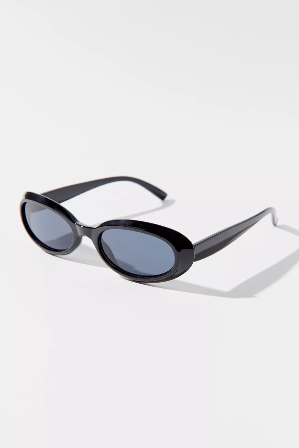 Mazzy 90s Plastic Oval Sunglasses | Urban Outfitters (US and RoW)