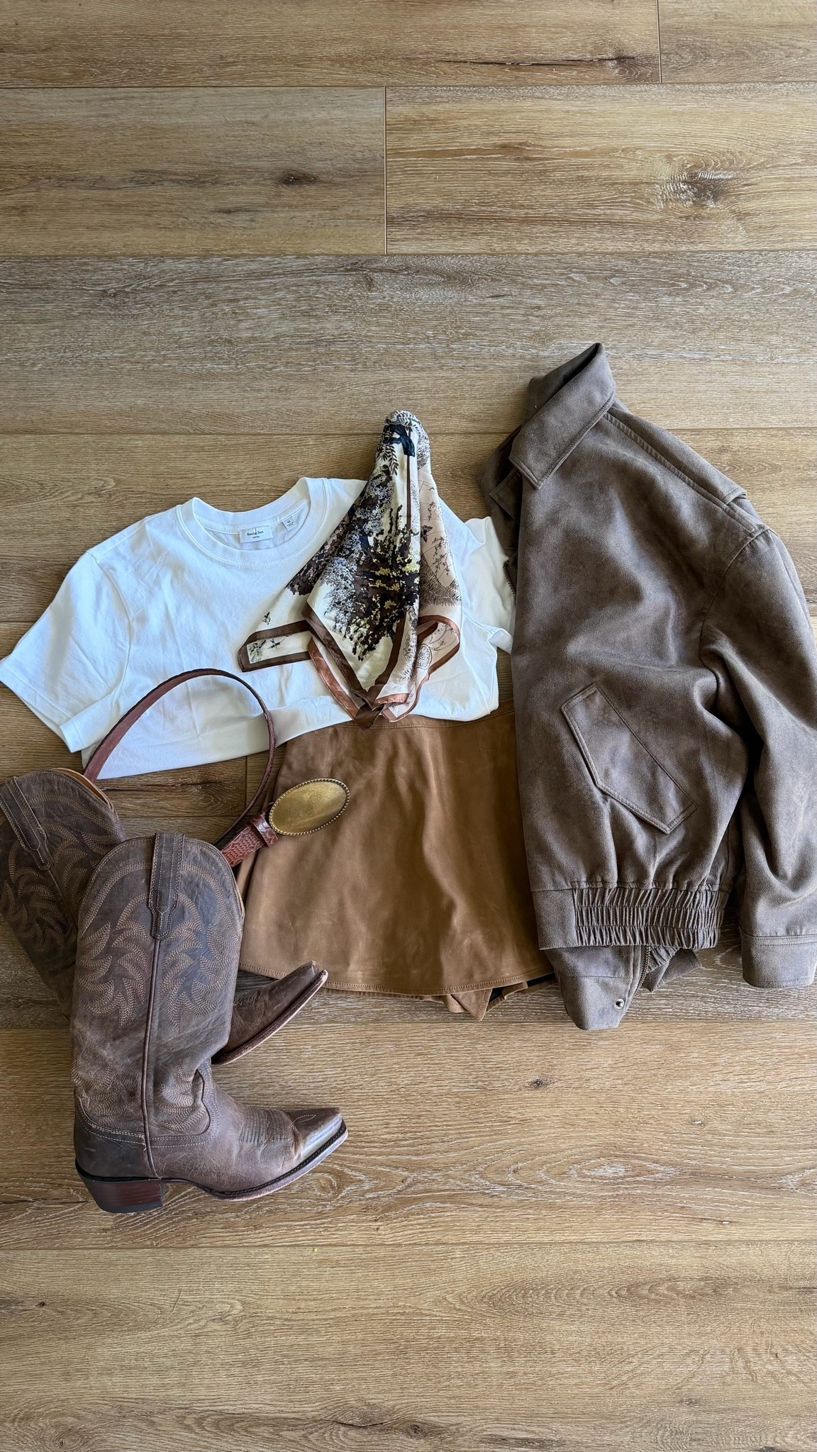 Jackson Hole Outfit • Western Outfit 

@Tecovas @Revolve @Aritzia
