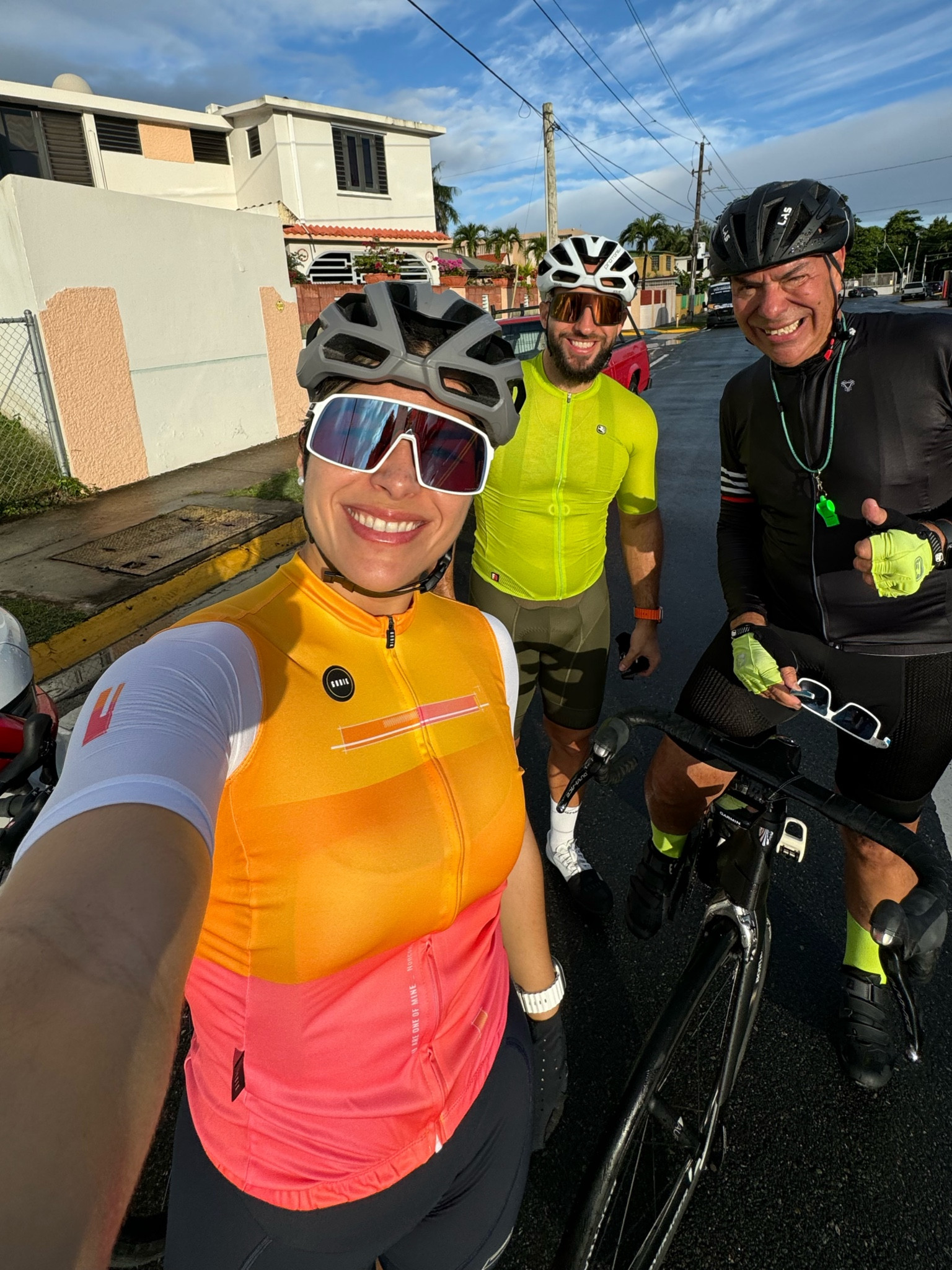 El modelo de mis gafas es Oakley Sutro 😎