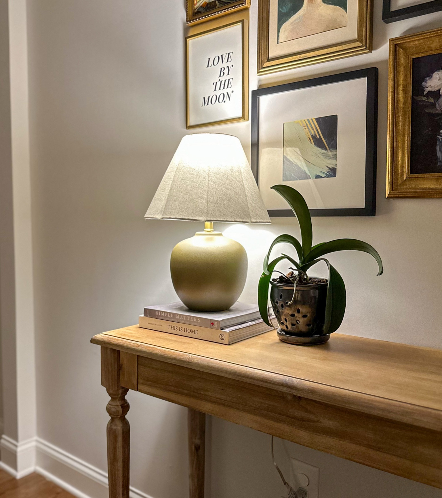 New lamp in the entry is perfect for #lampoclock! #leighallisondesign

#LTKHome #LTKSaleAlert #LTKFindsUnder100