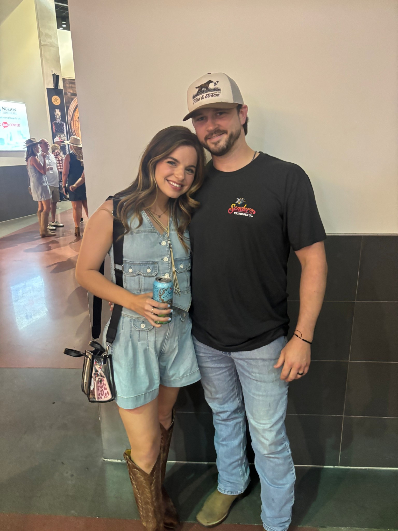 @Wrangler @Cavender's fit for Riley green!! The duck man know how to put on a concert! The first time I saw Riley was for free at a bama frat party! He’s come a long way 😂😂

#LTKFestival #LTKdayinmylife #LTKmomlife
