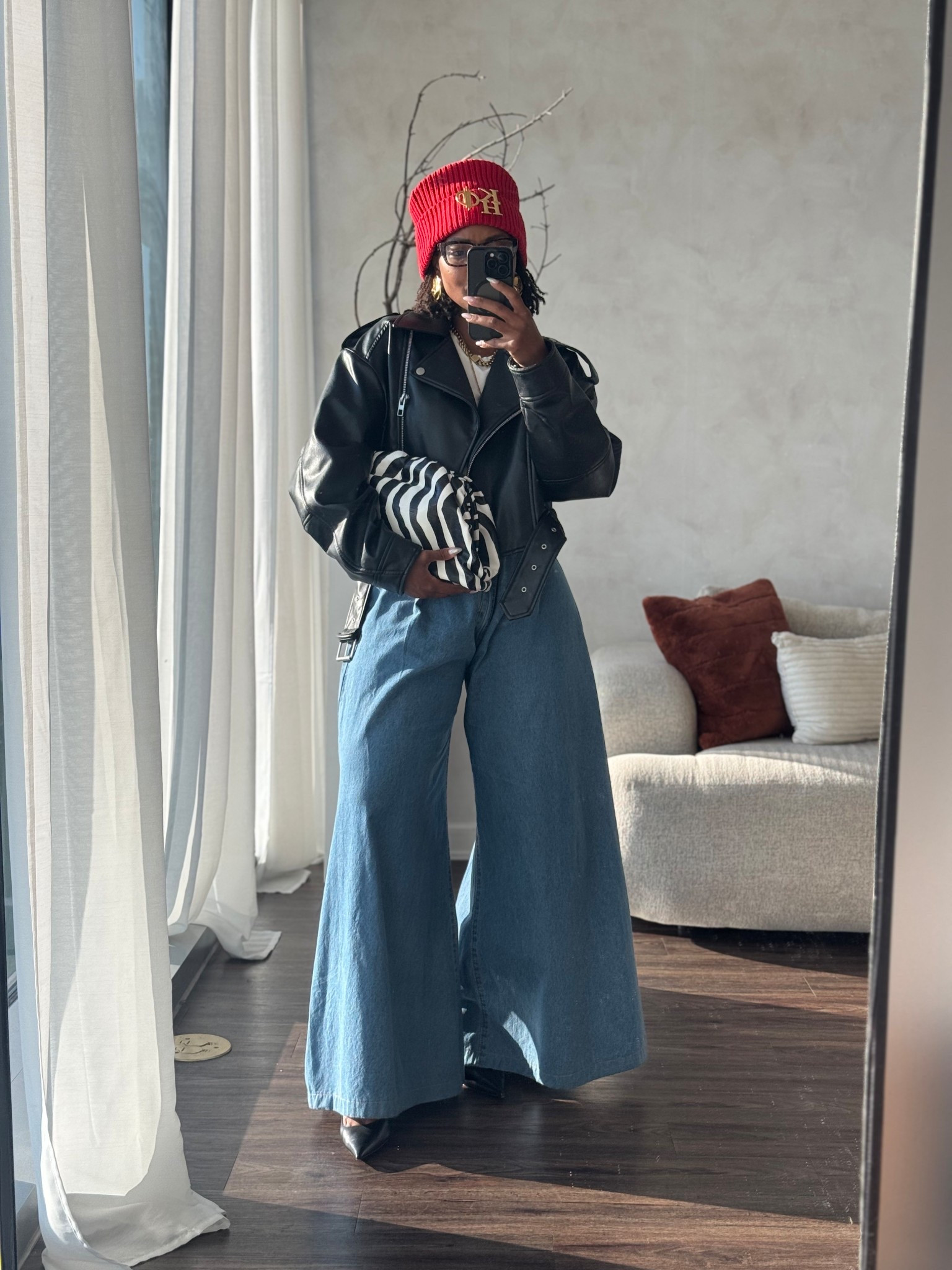 Day 14 … and I really just wanted to find an excuse to rock my beanie. Sometimes all you need is a broach to elevate a simple look. All basic pieces are worn here but still screams style! Are you adding broaches to your beanies? 

