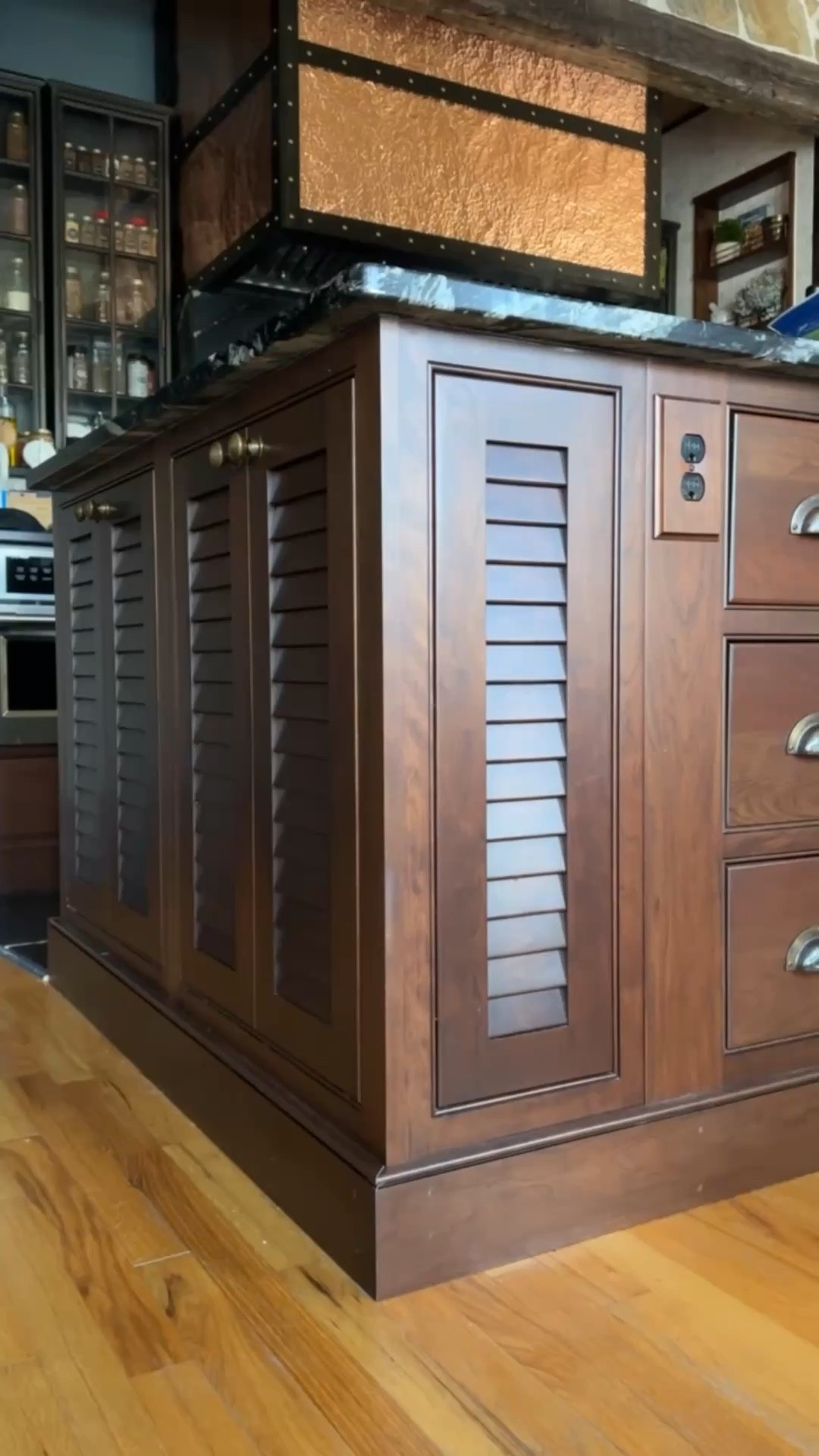 Cup brass handles that bring a warm, classic touch to kitchen cabinets. Simple, timeless, and beautifully functional, they’re one of those small upgrades that quietly elevate the whole space. 

#BrassHardware #CabinetHandles #KitchenDetails #TimelessKitchen #EverydayElevated #HomeDecor #DesignDetails #callsigndesign