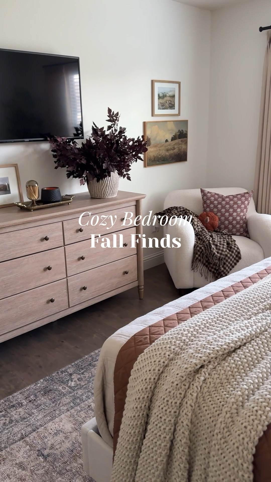 Cozy vibes + fall layers 🤩 These bedroom finds have me officially in autumn mode! Simple swaps that make the whole space feel warm, inviting, and ready for crisp fall days 🤎🍂