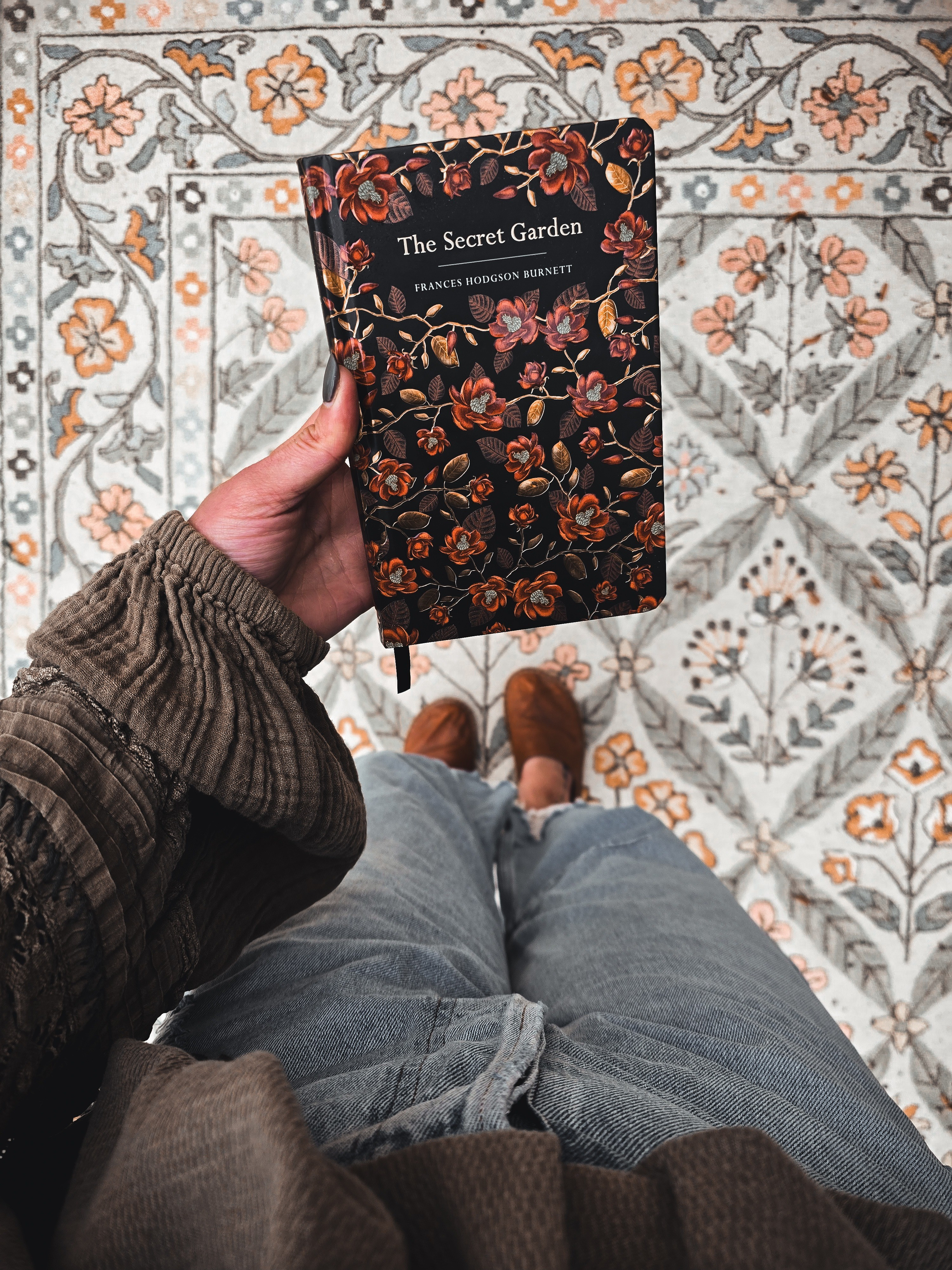 •• Current greenhouse read •• #home #books ##homedecor #style #ootd #cottagecore

#LTKHome #LTKStyleTip #LTKU