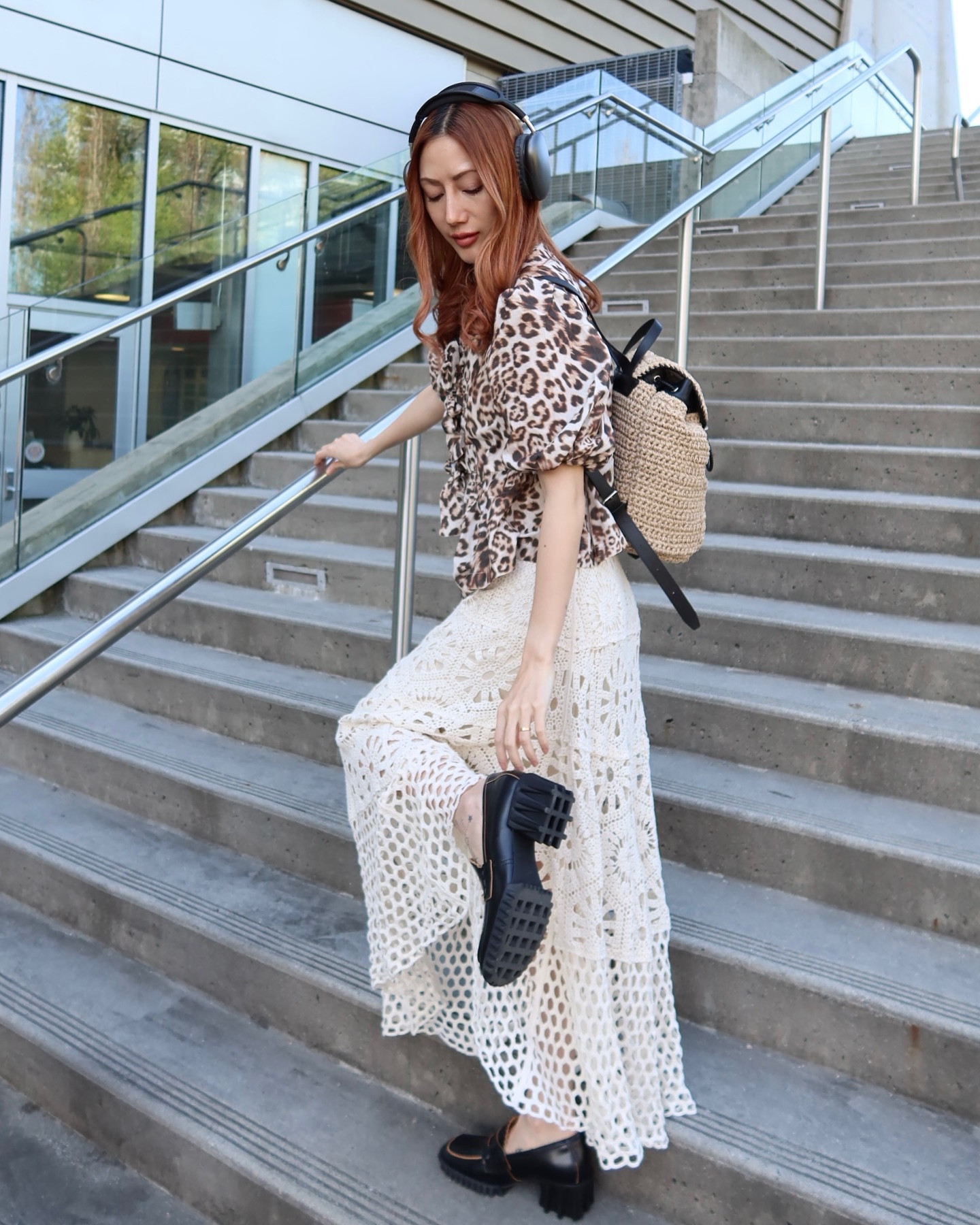 A little leopard print 🐆+ crochet skirt 🧶situation 🖤🤎
This cute backpack is from @vunque_official @wconcept 
.
.
.
Stairs poses, Leopard tint outfit ideas, crochet skirt outfit, mix and match style, loafers outfit, modeblogger, spring outfit inspo
#wconcept #wmuse #vunque #dailybag #dailylook #stairpose #poseinspo
