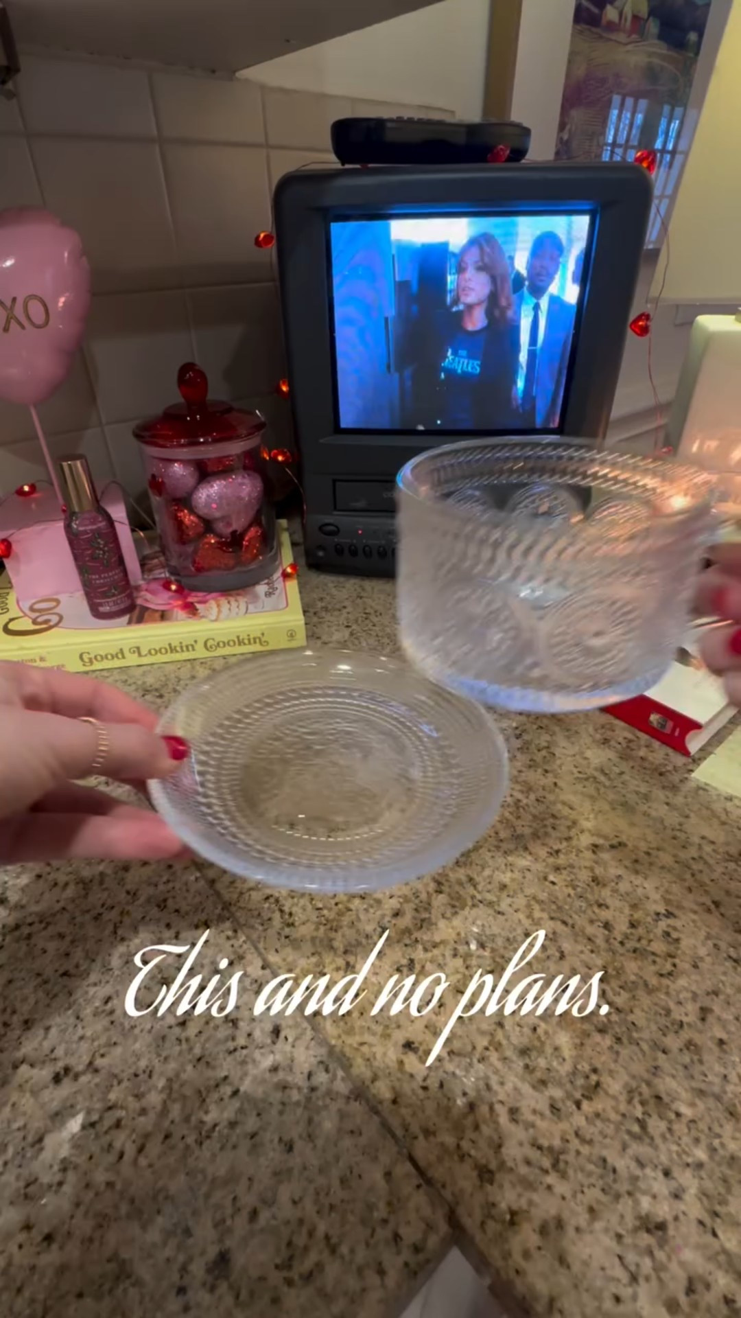 This and no plans. Who’s with me?

This hot cinnamon spice tea has become my afternoon personality lately. 🫖 Pour in a little sweat cream creamer. 😋

#teatime #afternoontea #hightea #noplans #cozyseason