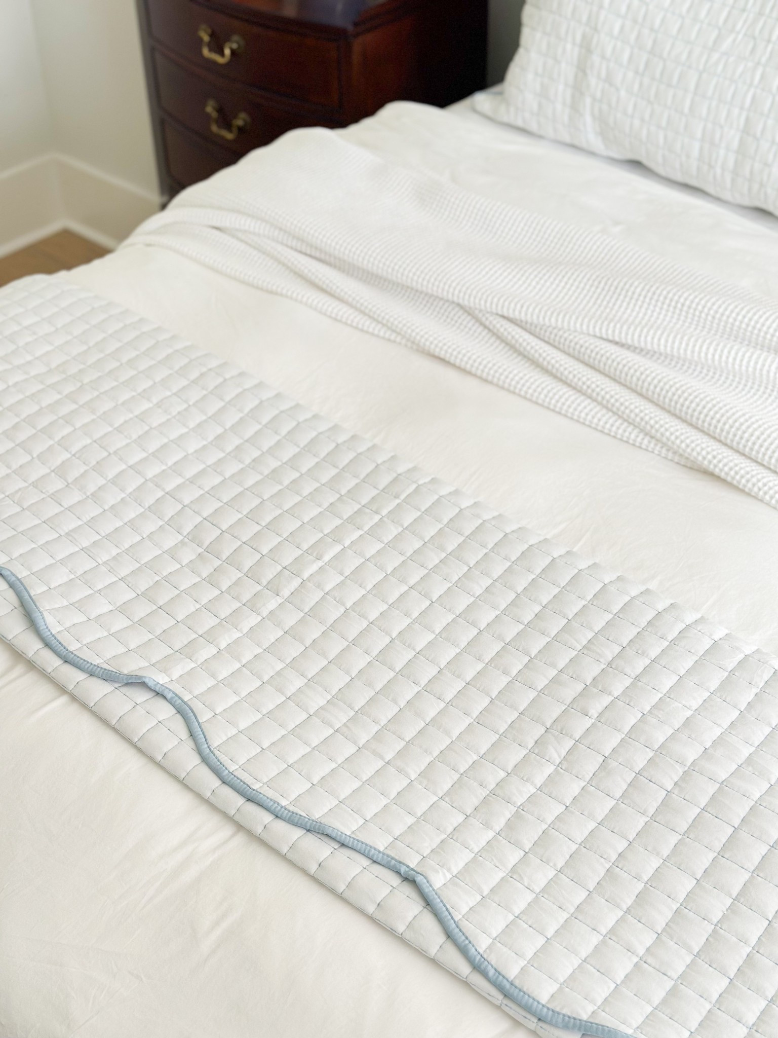 Best selling scallop quilt from Amazon ON SALE! Get the designer look for way less ✨ This quilt is lightweight and soft. It washes amazing too! 

Amazon home, Amazon bedding, blue and white quilt, scallop quilt

#LTKHome #LTKSaleAlert #LTKFindsUnder50
