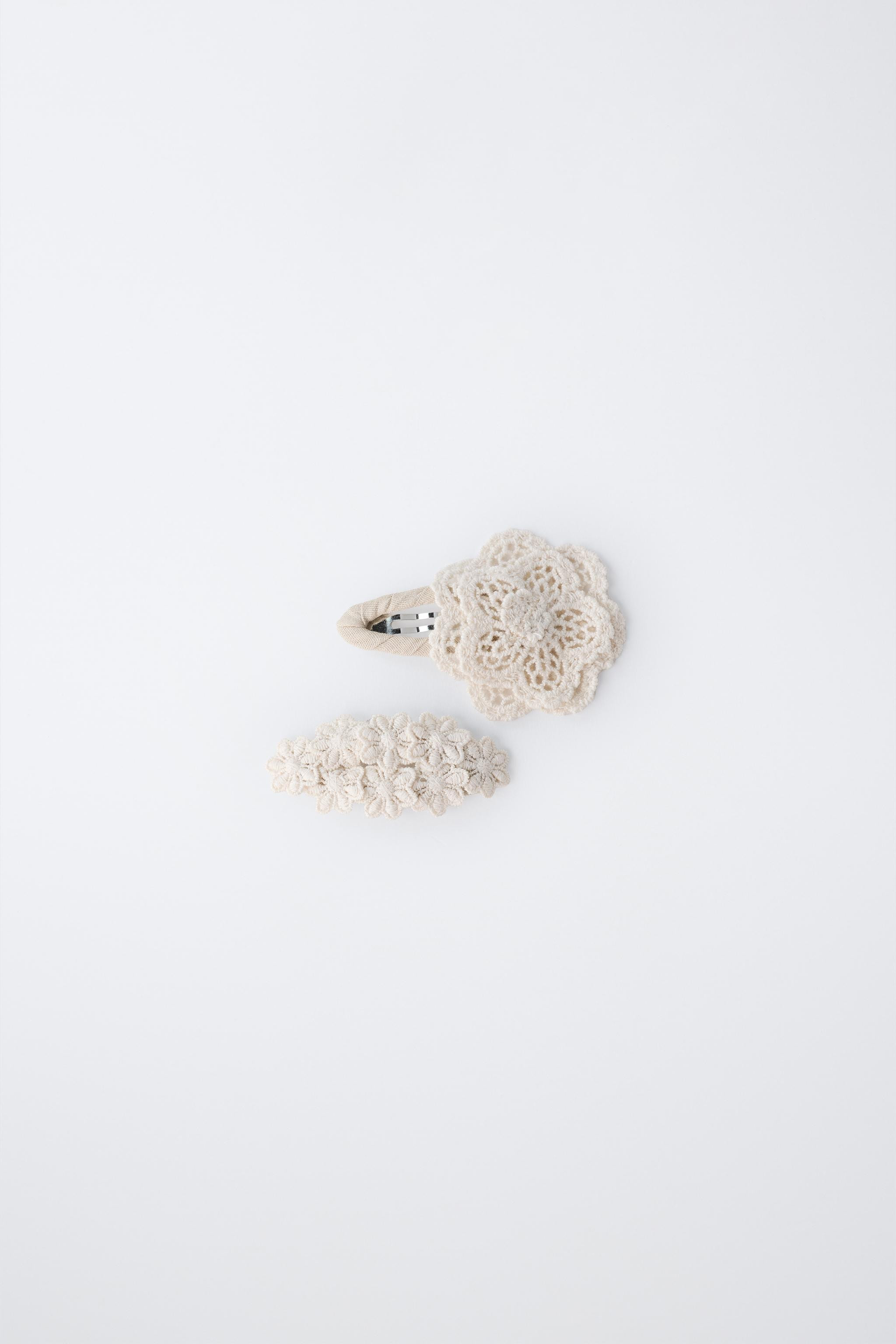 PACK OF TWO CROCHET FLOWER CLIPS | Zara UK