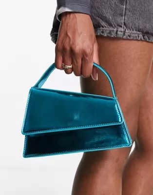 Public Desire – Geena – Abgeschrägte Handtasche in Metallic-Blau | ASOS (Global)