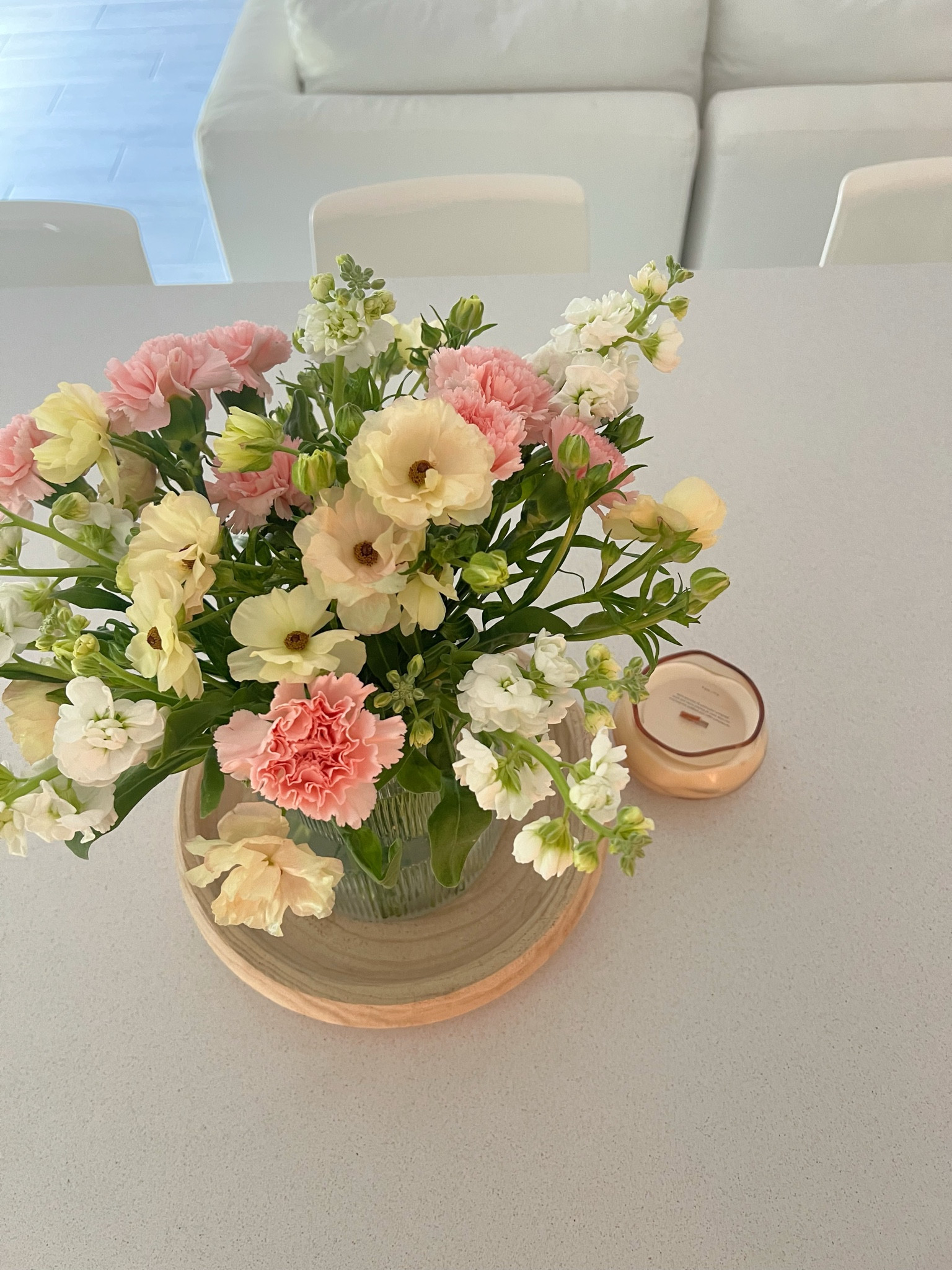 the vase being used with these beautiful flowers🤍