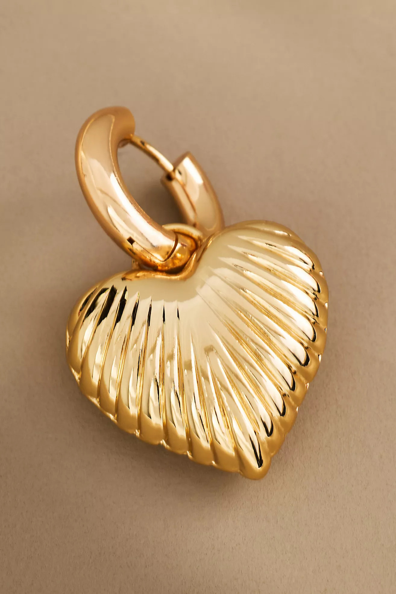 Ribbed Heart Charm Huggie Earrings | Anthropologie (EU)