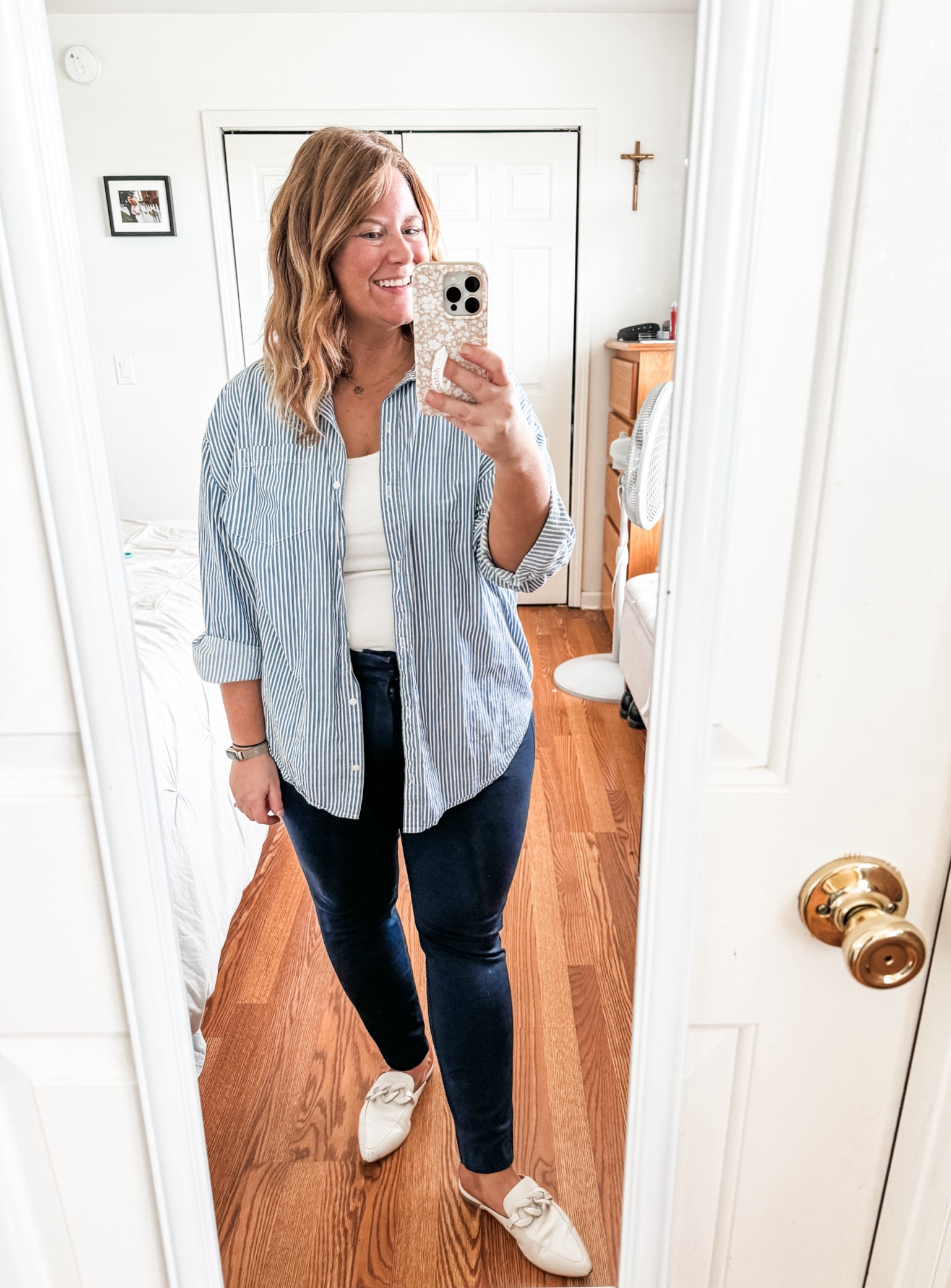Teacher outfit

Oversized button down over a tank with pixie pants and mules 

#LTKWorkwear #LTKFindsUnder50 #LTKMidsize