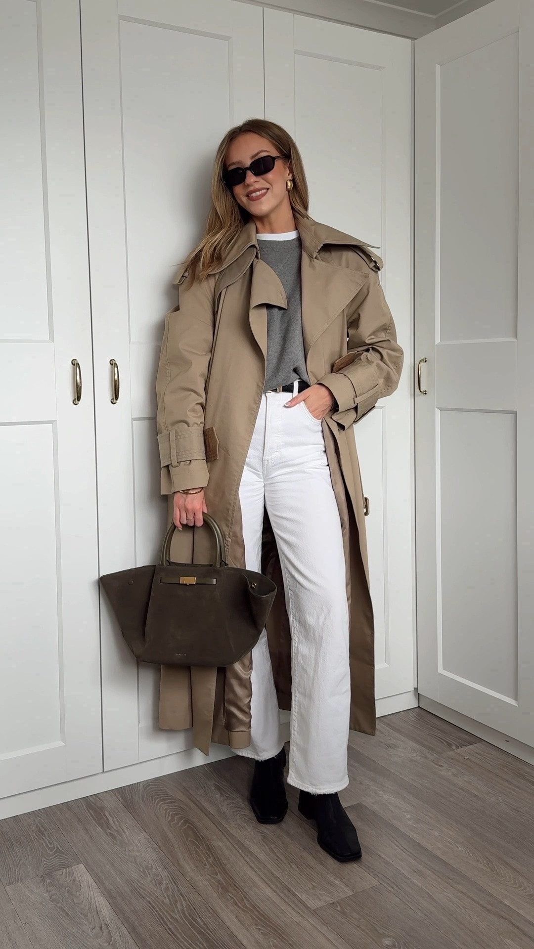 Trench coat, autumn outfit, white jeans, grey knit, autumn boots, ankle boots