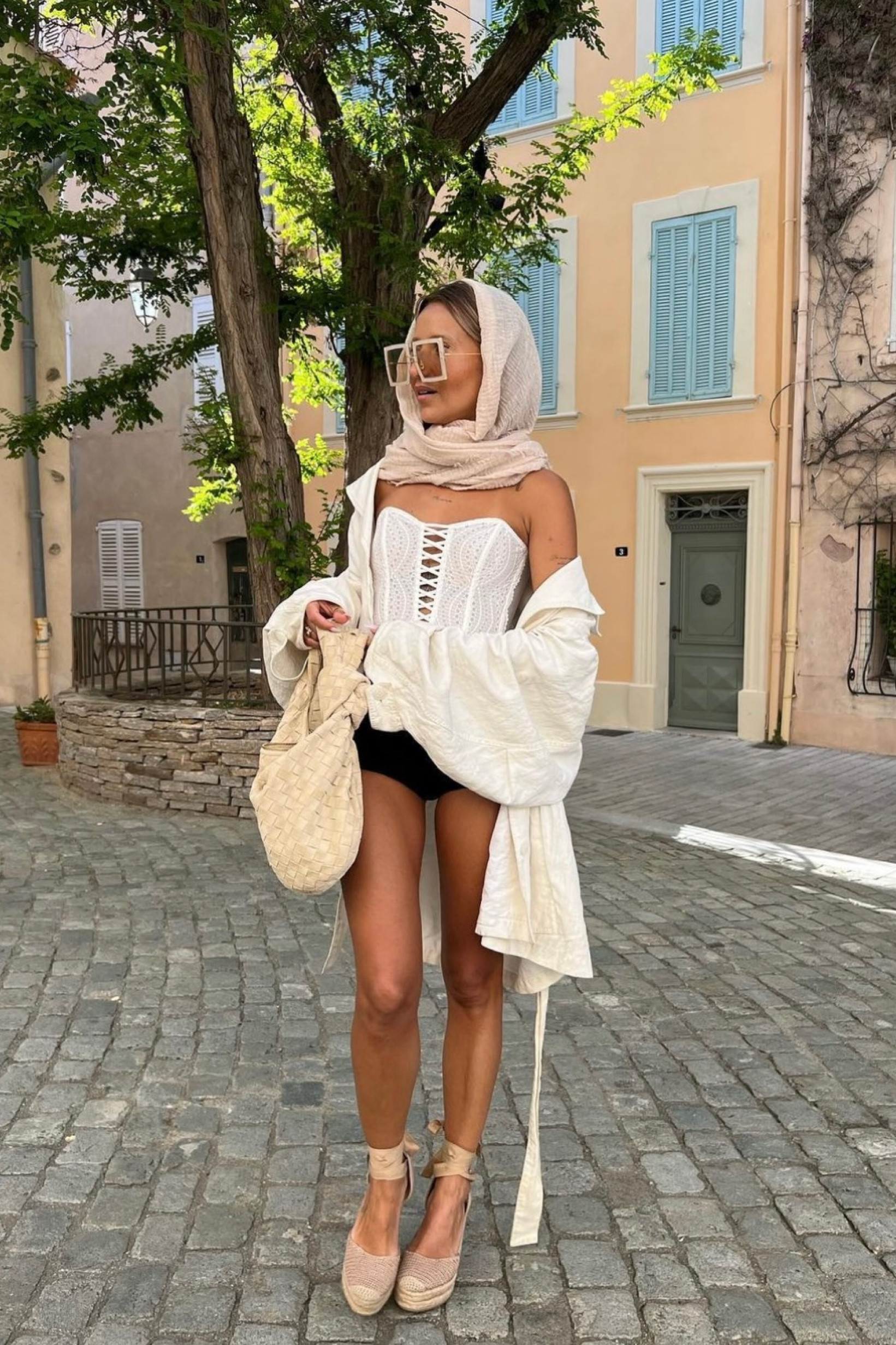 tenue d’été élégant ensemble blanc corset veste crème oversize short noir lunette oversize sac bottega veneta talons compensés foulard en lin 

#LTKeurope #LTKSeasonal #LTKfit
