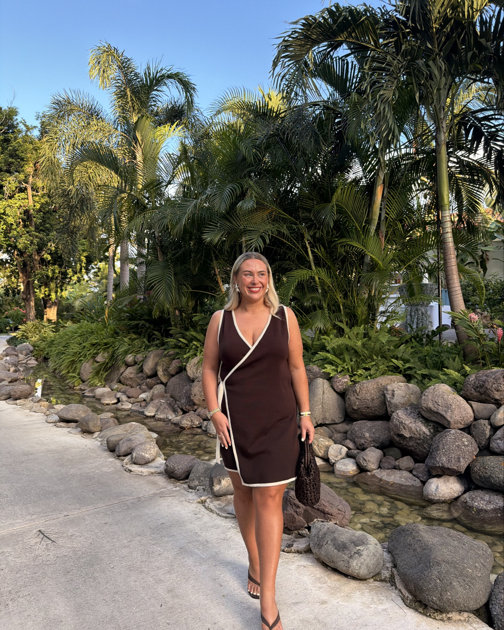 Island girl 🐚 

Wearing a size large in the dress 

#holidayoutfits #size16 #dresses #jamacia 