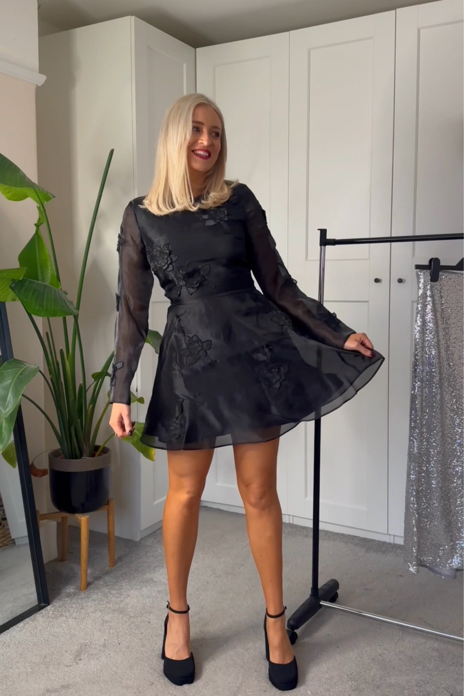 Black mini organza dress 🖤

Hm, hm new in, outfit inspo