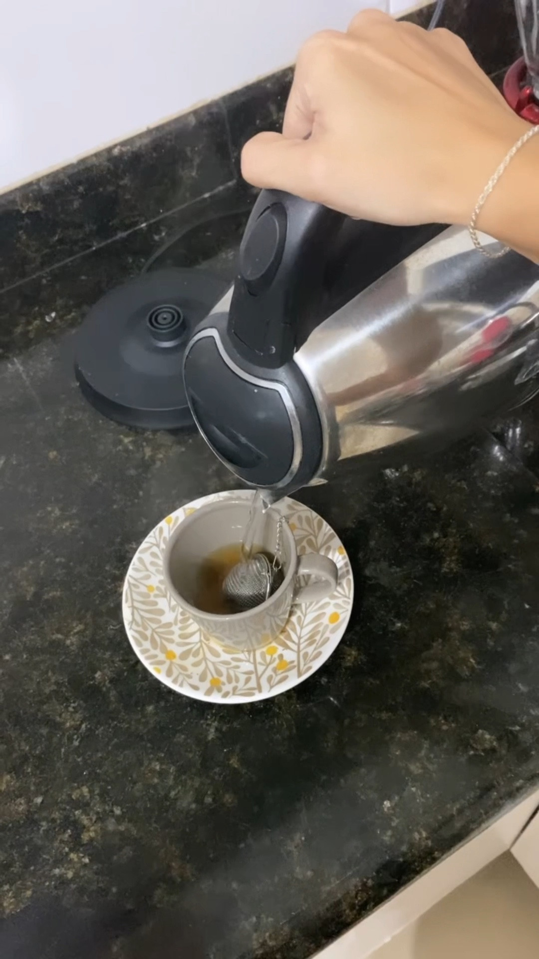 Chaleira elétrica é muito prática, uso todos os dias para fazer café, chá e cozinhar. A água ferve em minutos e está com preço promocional na Amazon 
#LTKbrasil #LTKVideo #LTKsalealert