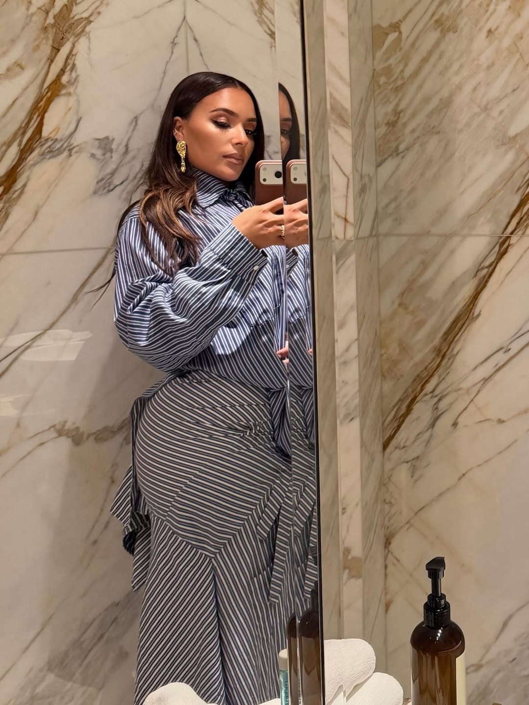 You ask, we answer! @_kennethssister says, “hello, the beautiful people of Fashion Bomb Daily. Can you guys please help me find where this shirt and skirt she’s wearing is from?🙏🏾🔥”

@eudoxie attended F1 Qatar wearing a $616 @ottolinger blue-and-white striped deconstructed shirting midi dress featuring asymmetrical paneling, a self-tie waist, and a full button-front skirt. Hot! Or Hmm..?
Find a link to purchase in our bio 💣
📸: IG/Reproduction
#Eudoxie #Eudoxiefbd #ottolinger #fashionbombdaily #fbdaily #BombStyle