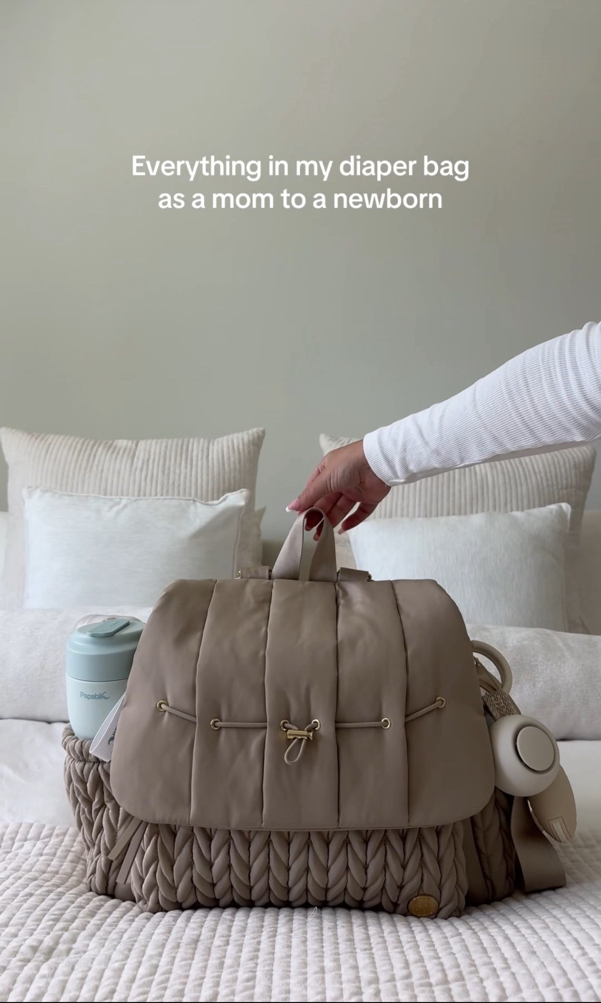 Everything in my diaper bag as a mom to a newborn 
#diaperbag #diaperbagessentials #whatsinmydiaperbag #newbornmom #newbornessentials