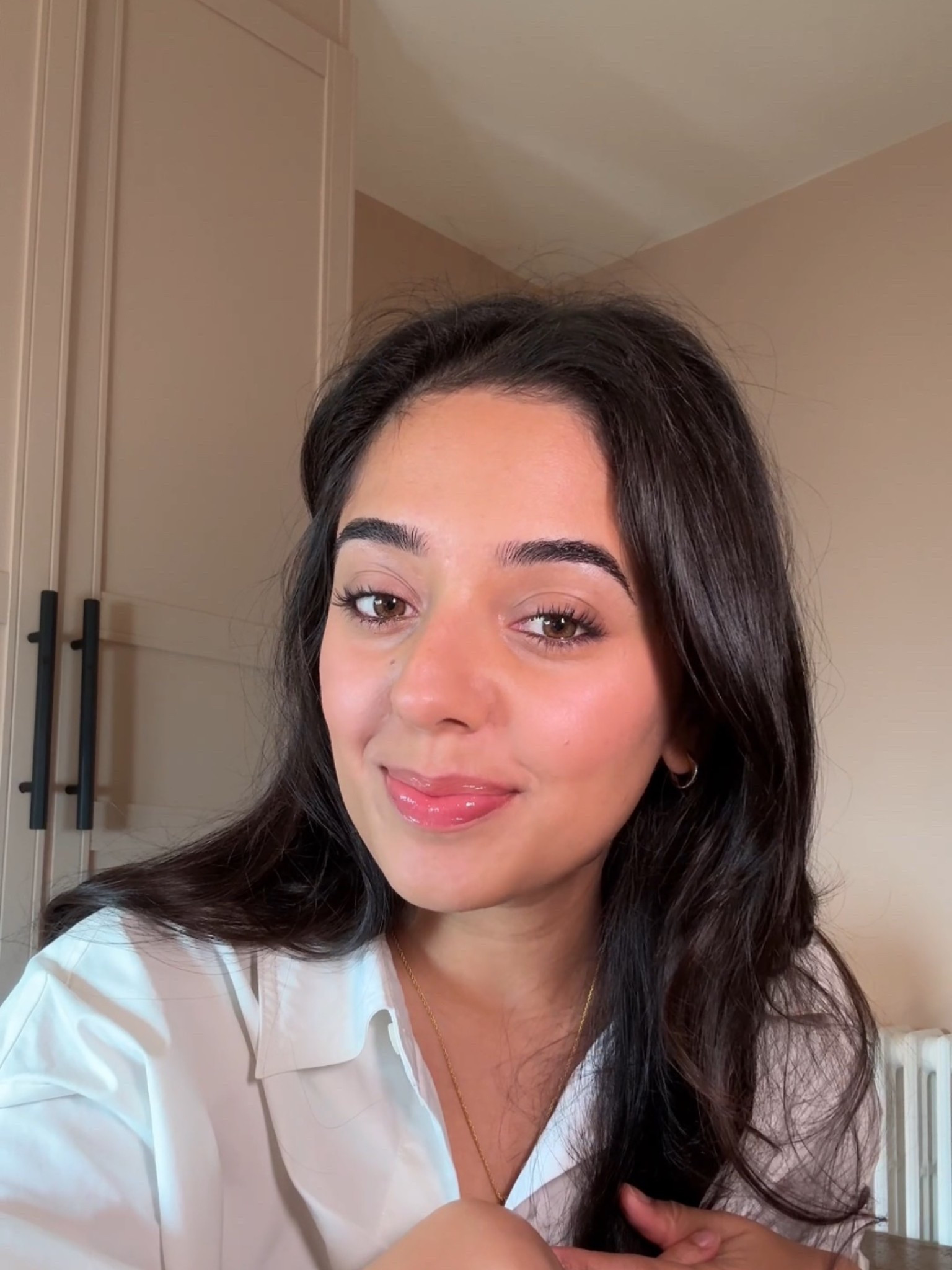 My everyday 5 minute makeup routine ✨
Foundation shade - golden beige 13
Concealer shade - topaz
Blush shade - watermelonn