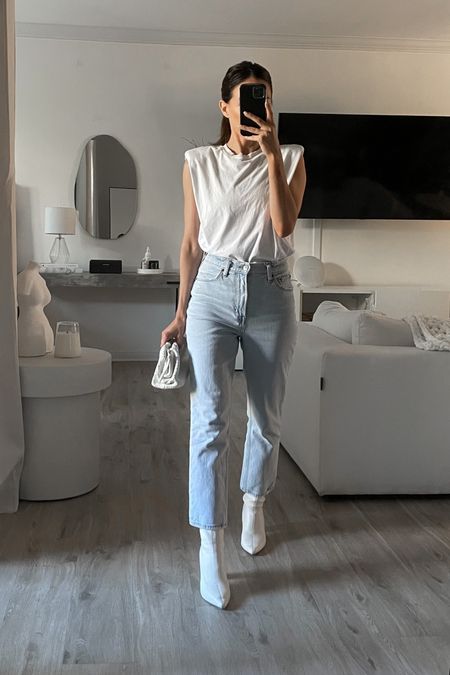 — MINIMAL OUTFIT — 
Love these jeans!

25 Short

It’s a bit of a loose fit which I like. If you want more fitted size down. 

5’3 / XS / 0/2