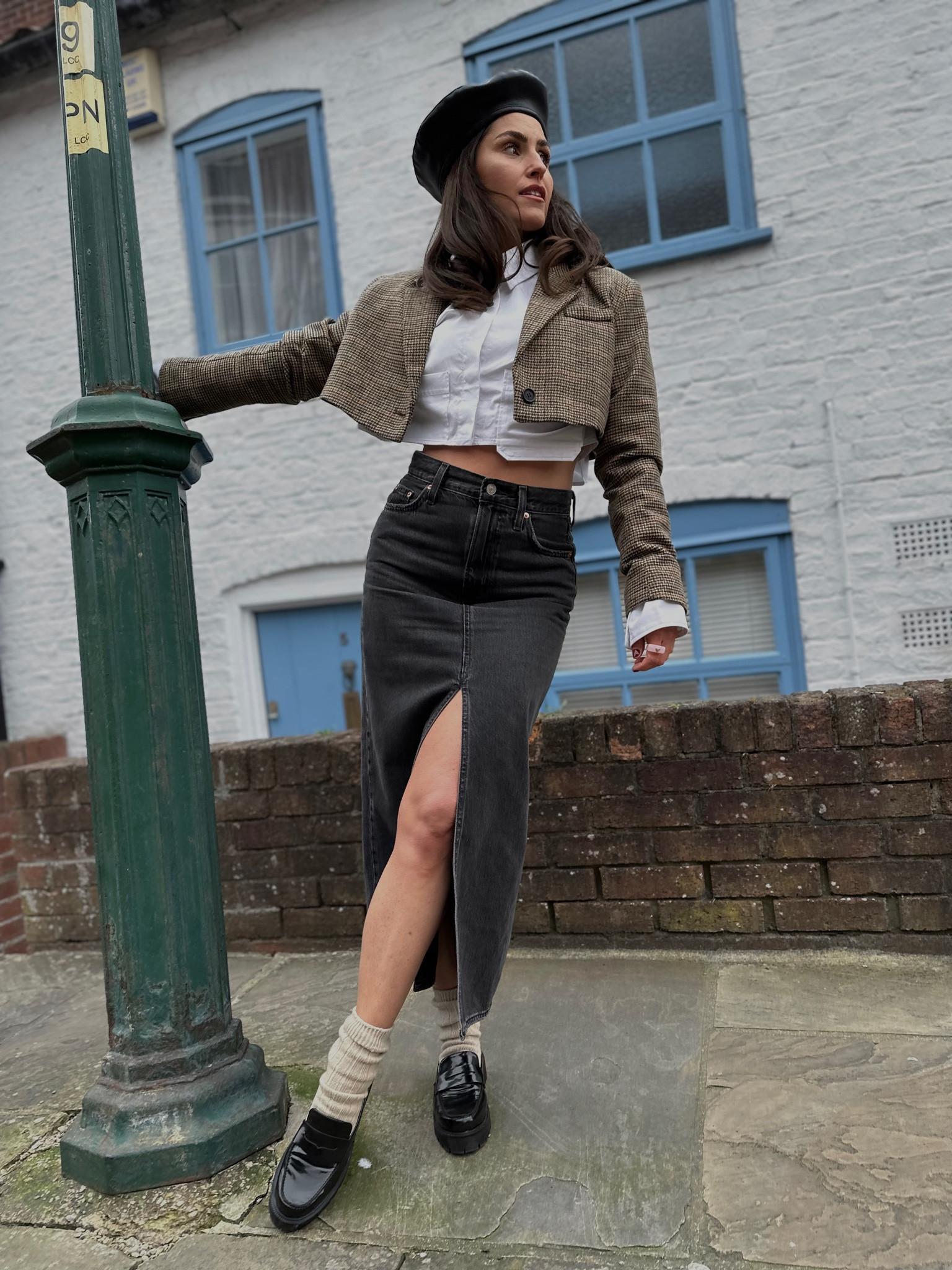 Paryski look z jeansowa spódnicą maxi i mokasynami na platformie. Do tego krótka koszula i marynarka.
Nie zapomnij o skarpetkach 😉

#LTKstyletip #LTKSeasonal #LTKeurope