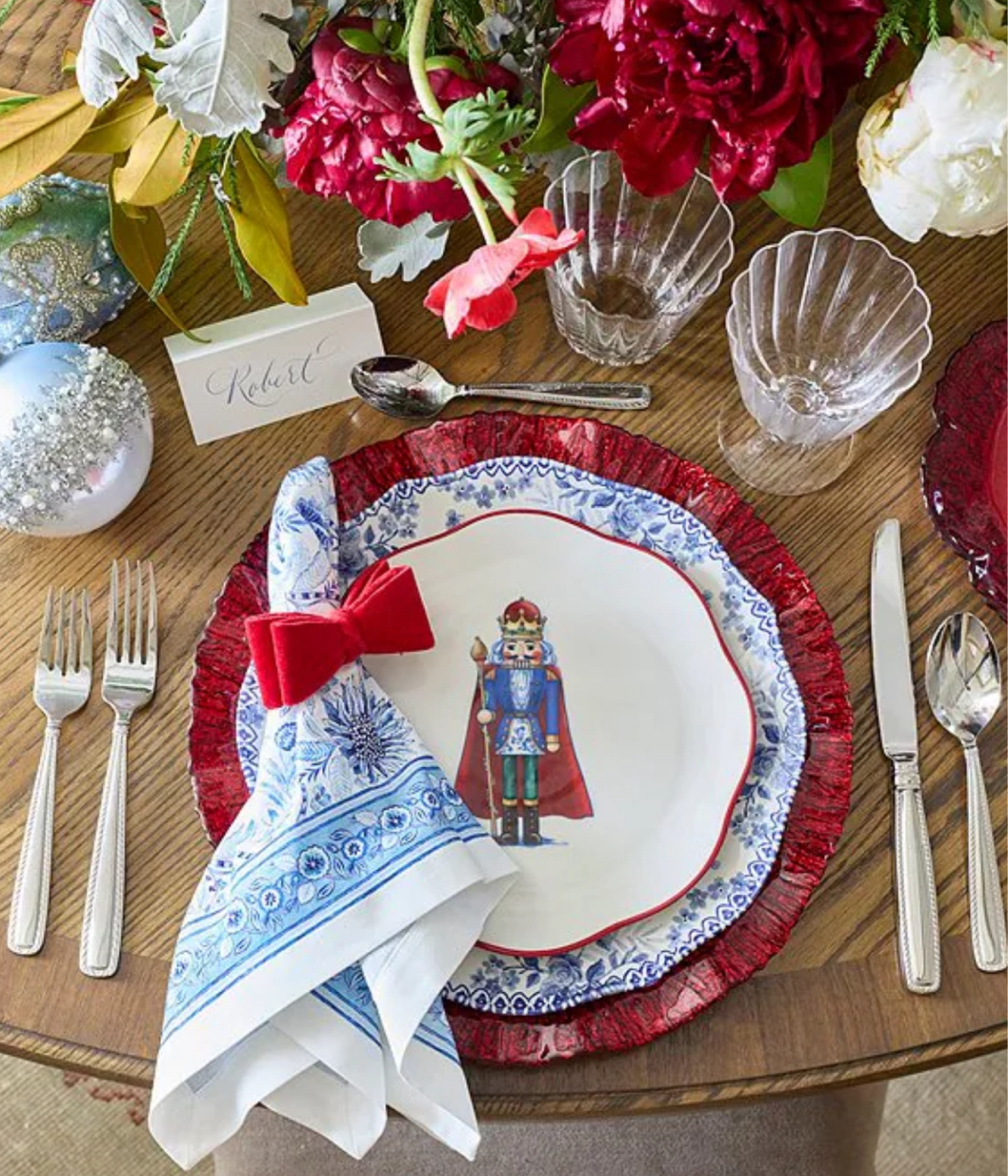 Chinoiserie Christmas table setting

Blue and white Christmas, Christmas table, Christmas decor, nutcracker plate, Santa plate