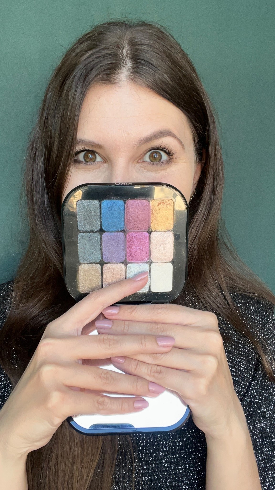 Sou apaixonada nessa paleta Cult Colours da Kiko Milano! Ela possui sombras bem coloridas e com muito brilho! Você consegue criar desde looks mais discretos, como também look mais ousados! 😍 Basta soltar a imaginação! E esse esmalte que estou usando é um dos meus favoritos, cor Serena da da Impala! Um rosa claro bem delicado. 

#kikomilano #impala

#LTKbeleza #LTKbrasil