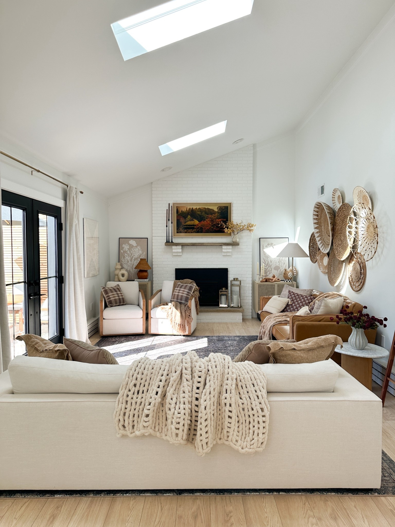 #BestBuyPartner The holidays are fast approaching, and the perfect way to make sure your home looks elevated is with the Samsung The Frame Tv! The matte display anti-reflection screen in 4K will have your guests never wanting to leave! @bestbuy 

Comment "frame" to shop Samsung The Frame TV Deals and all the fun accessories now at Best Buy!
https://liketk.it/5qMVX@shop.ltk
#liketkit #bestbuy #frametv
