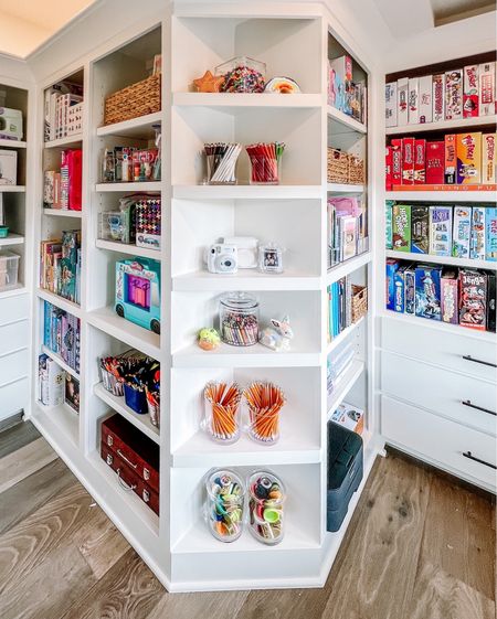 This arts & craft room feels like a dream. We loved organizing these beautiful built-ins to maximize usability in this creative space! 🎨

One of the biggest challenges parents face is managing kids creativity and the chaos it brings so setting up functional systems to hold the bits and pieces at bay is critical. Clearing out the old and making the new accessible and visible makes a space that kids love - and so do the parents when it's time for clean up!