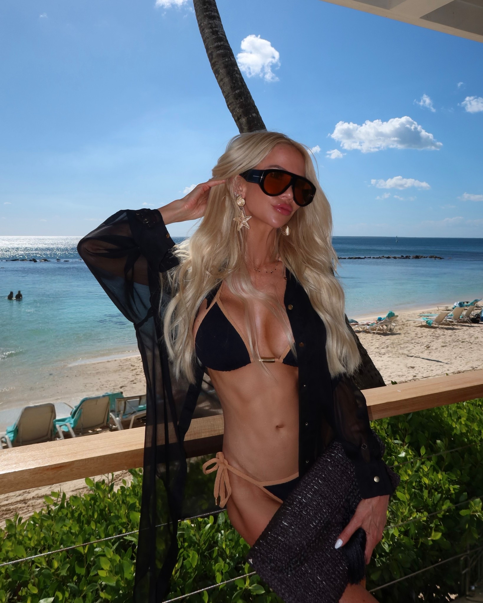 Soaking up Caribbean sun in my Vix Paula Hermanny Lily Triangle bikini set – the ultimate black bikini vibe for beach-to-bar transitions. Layered with a Shani Shemer black cover-up that catches every ray, and shielding my eyes with iconic Tom Ford sunglasses. Paradise found in the Dominican Republic! 🌴✨🖤