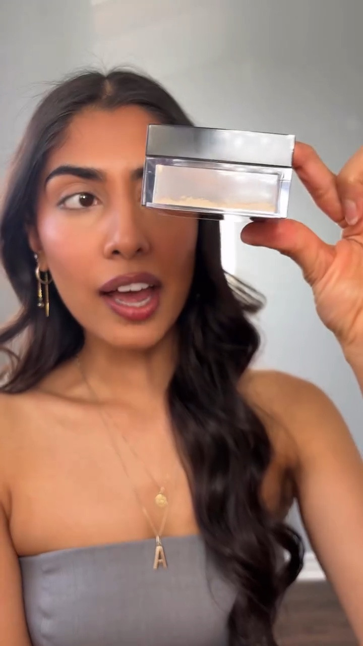 actually the # 1 thing I never change in my makeup routine @hudabeauty I use banana 🍌 
.
.
.
#hudabeauty #easybakepowder #settingpowder #makeuptutorial