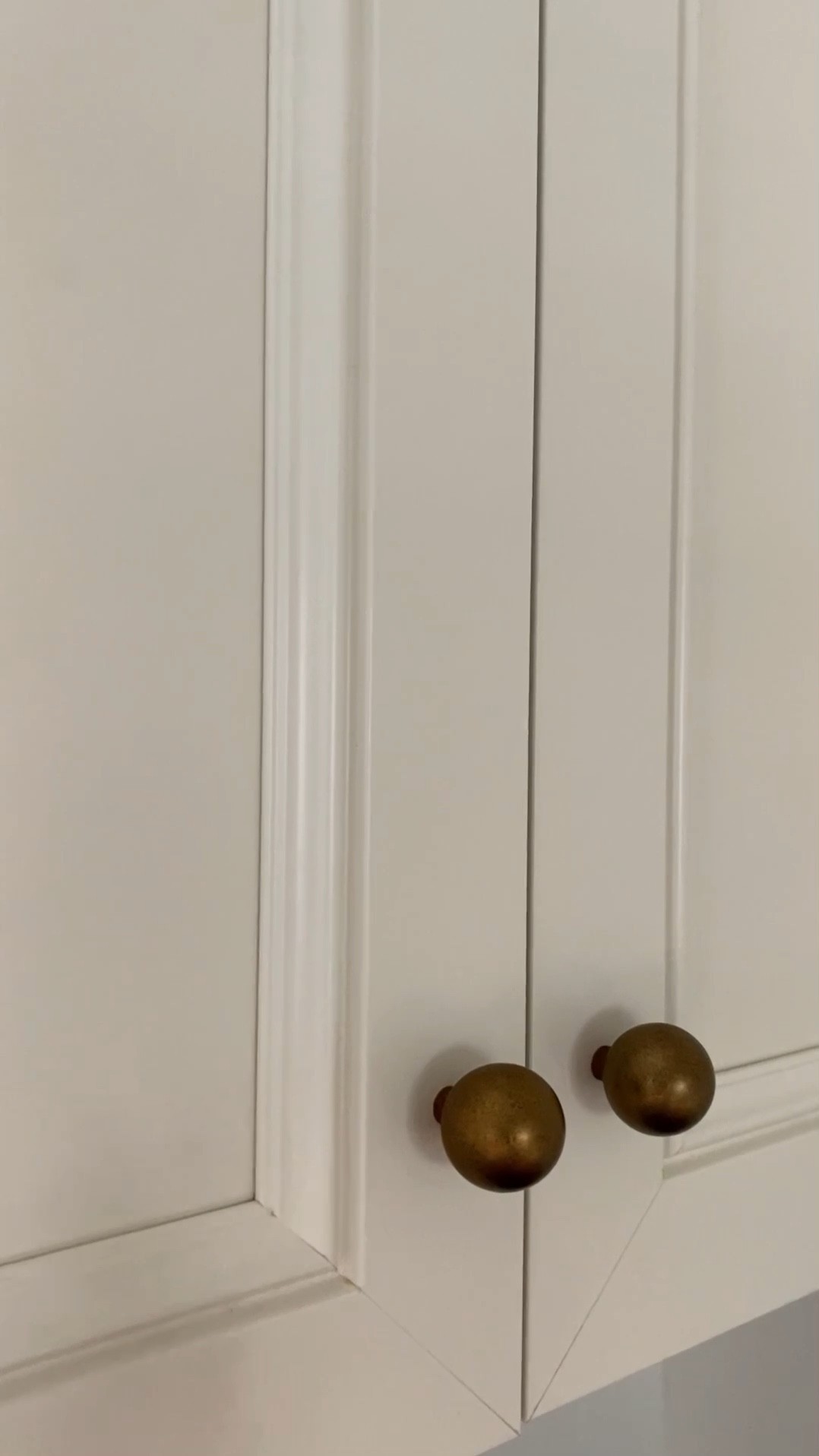 antique brass knobs in the #stuccofarmhouse unit 1. they are a nice weight and very substantial looking

#LTKhome