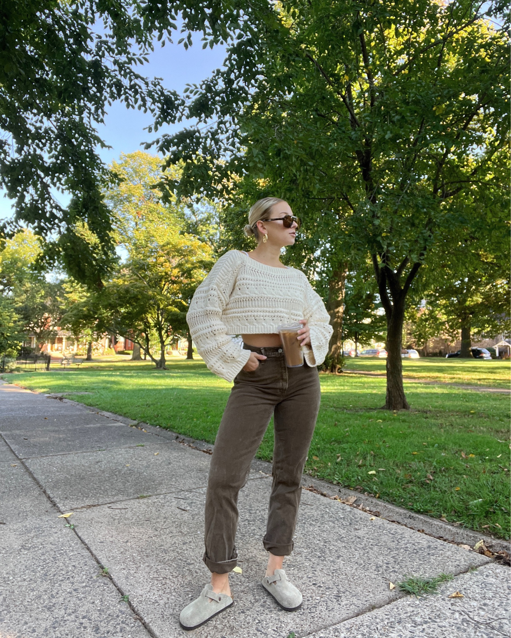 Monochromatic outfit, monochrome fashion, brown jeans, Abercrombie jeans, fall sweaters, birkenstock Boston, birkenstock clogs