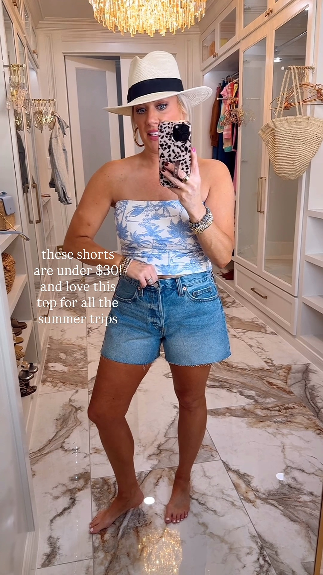 Just like the $260 agolde shorts but under $30!!! Size 6, size small top