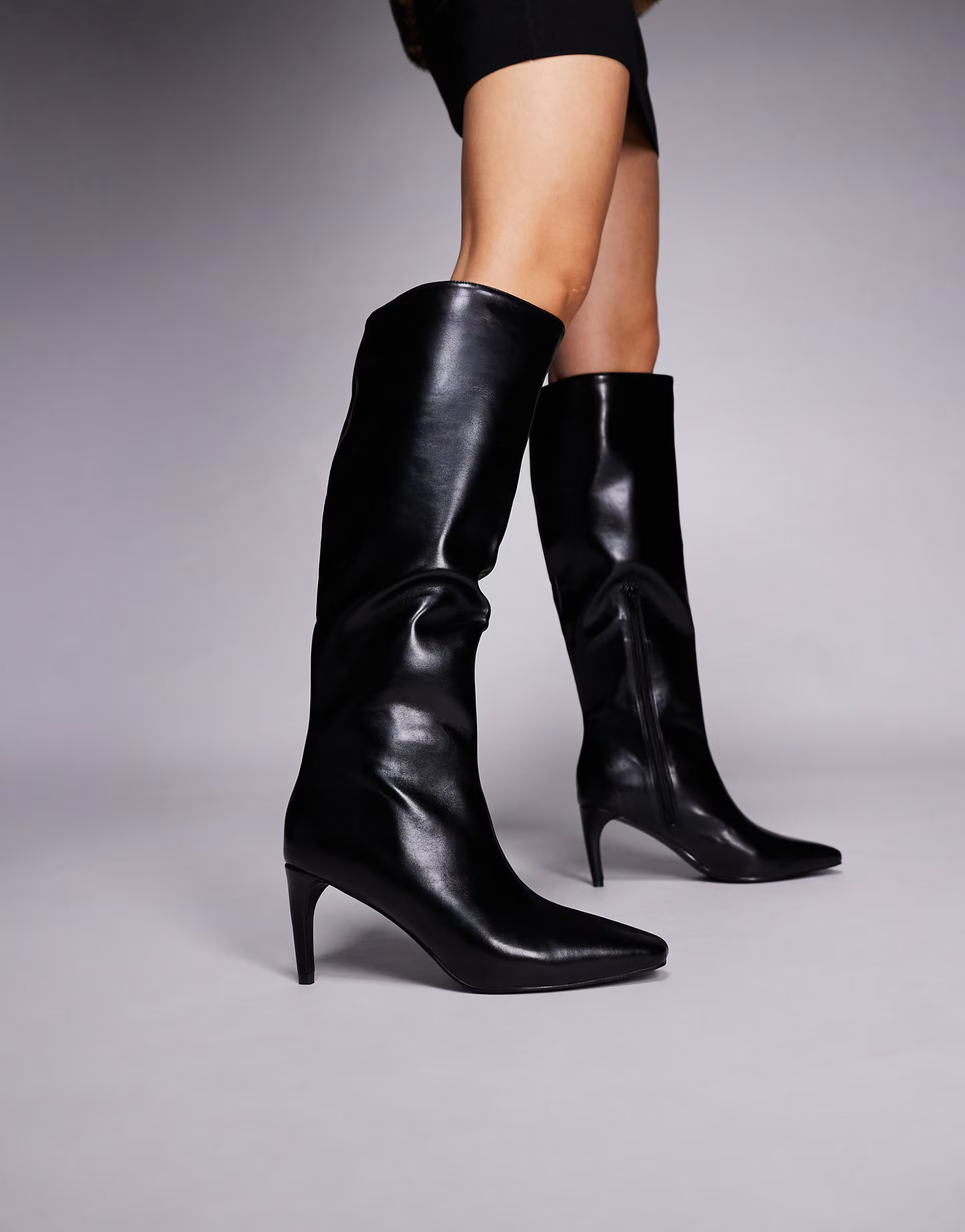 Public Desire Wide Fit – Jenny – Kniehohe Absatzstiefel aus Kunstleder in Schwarz mit spitzer... | ASOS (Global)