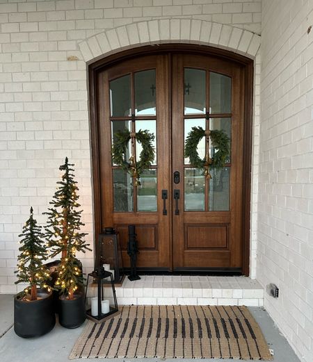 I’m loving a more minimalist but modern style this year for my Christmas decor. I’m still debating on adding a garland to the front porch archway. I can’t decide if I want to do that or not. 
.
.
#christmas #decor #christmasdecor #christmasdecorinspo #transitional #mcgee #mcgeechristmas #frontporch #porch #porchdecor #christmasporchdecor #christmasporch #frontporchchristmas #christmasfrontporch 

#LTKHoliday #LTKSeasonal #LTKhome