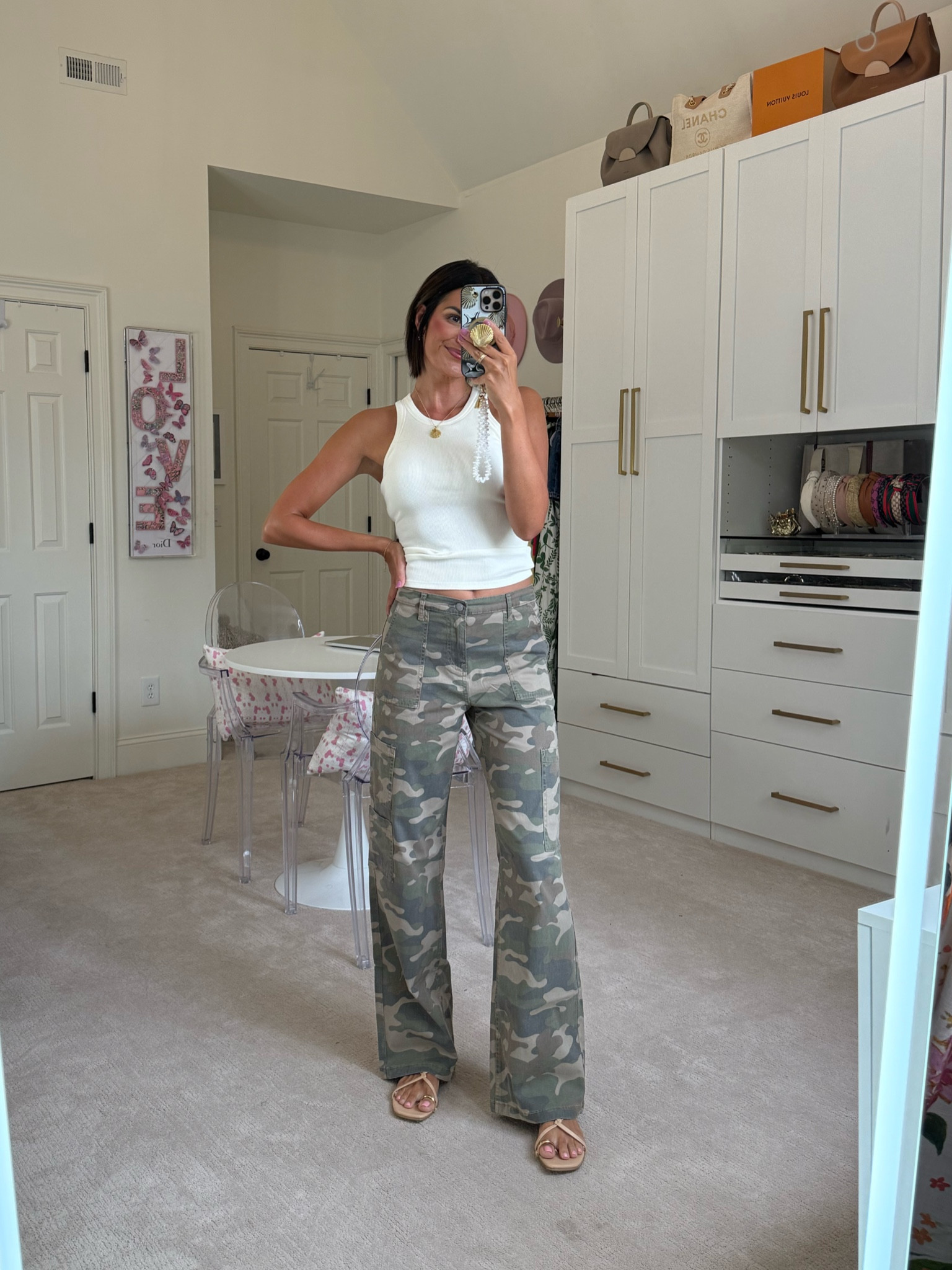 This outfit 🙌🙌 cargo pants are only $16!! Wearing size XS! 