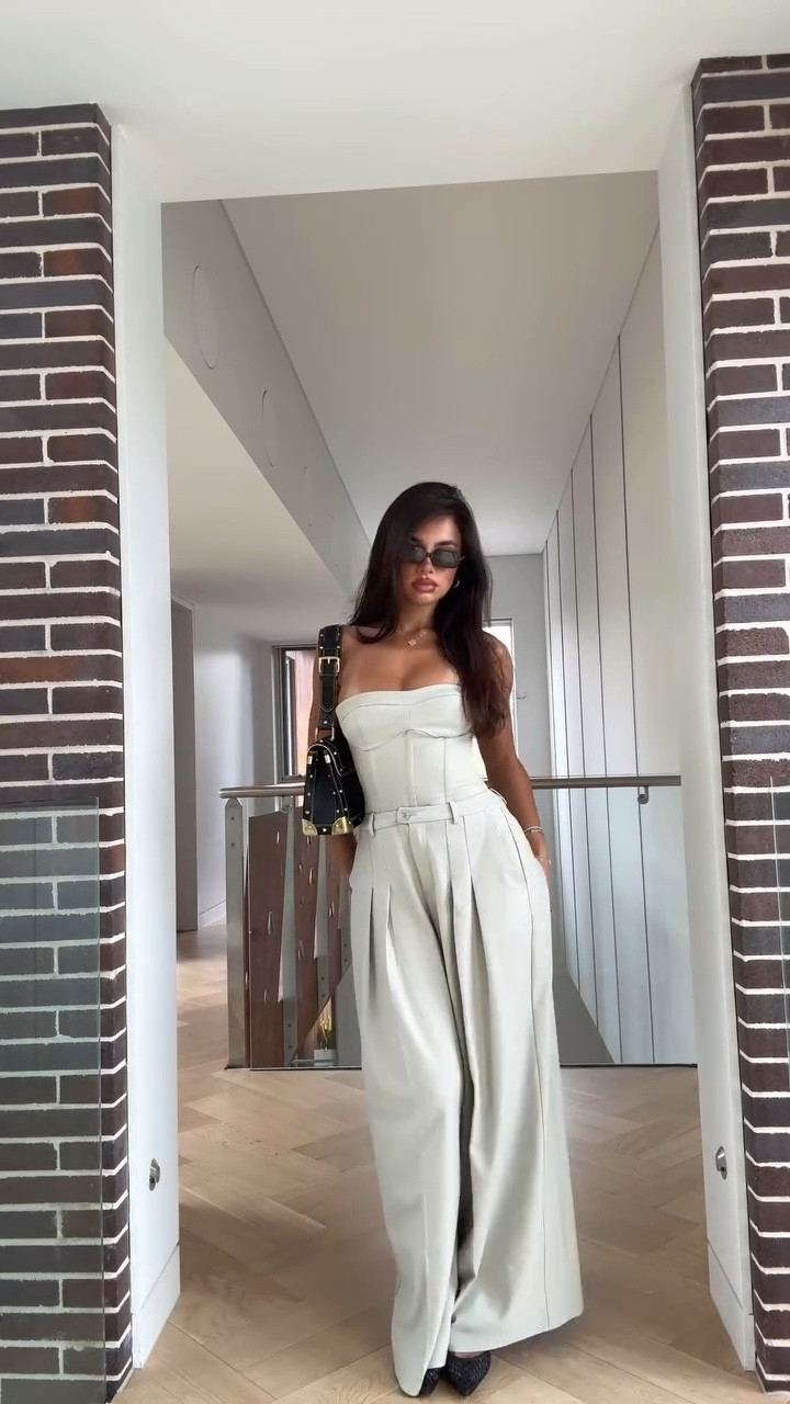 on the go in @lounge_ ✨✨✨