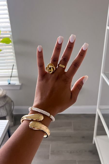 I’m definitely turning into a jewelry girly now.

Intertwined Ring: Lulus
Band Ring: Amazon
White Bracelet: Preppy Laces
Gold Bracelet: Shein 

#LTKfindsunder50