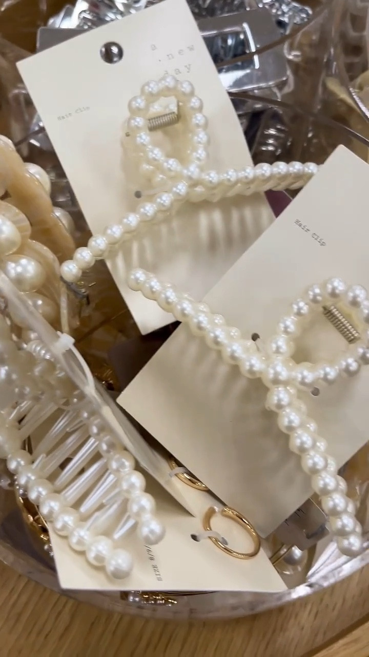 Gorgeous accessories available at Target, perfect for the bride to be. Some I’ve shared before but I spied a couple of new ones too!

#weddinghairaccessories #bridalhairaccessories #bridalclutch #weddingpurse #hairbows #hairclips #headbands

#LTKWedding #LTKStyleTip #LTKFindsUnder50