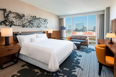 Traditional Room, Guest room, 1 King | Marriott International Global