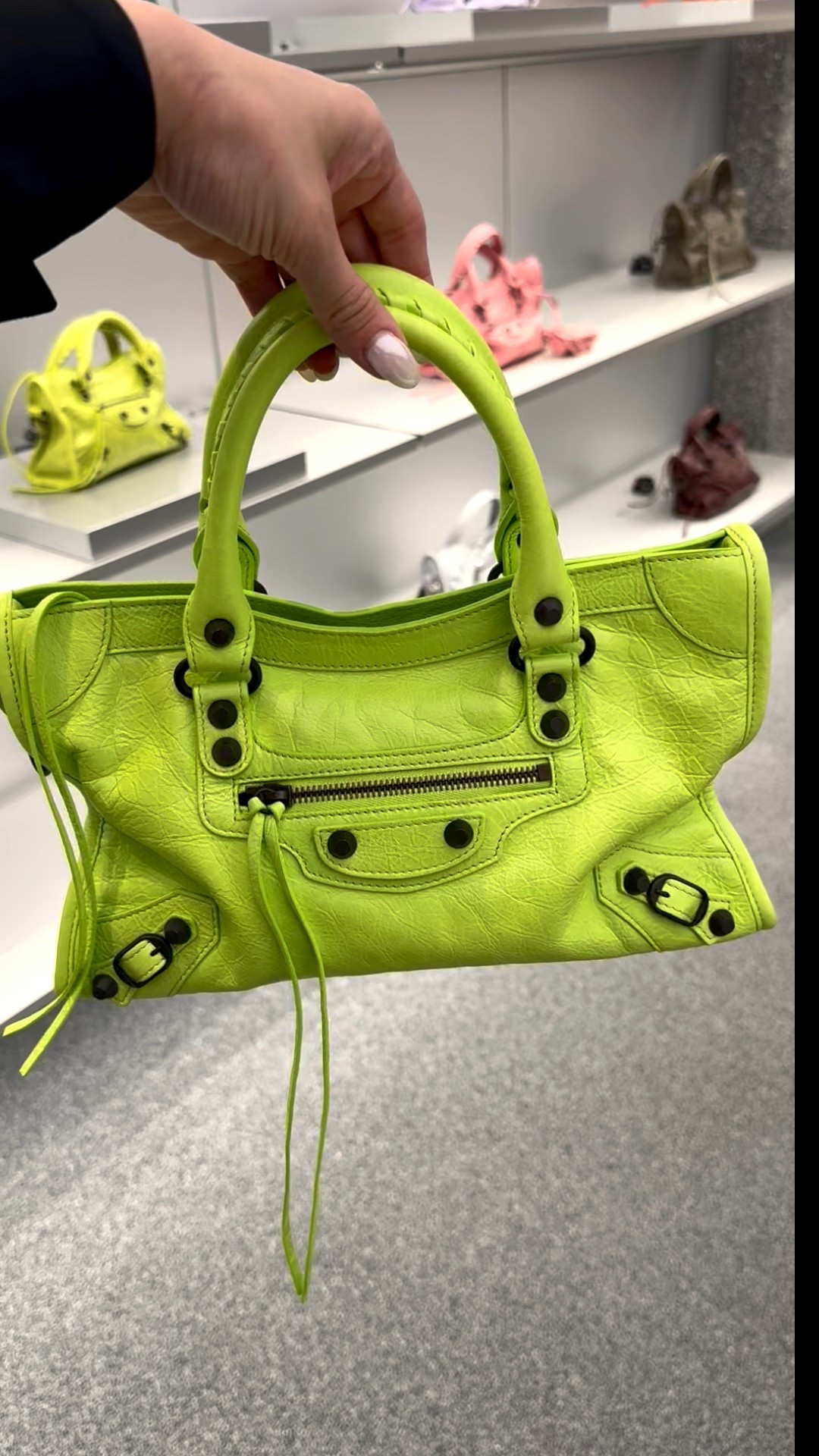 The City Bag never goes out of style. Tagged some of my favorite colors and different fabrics this season 💚