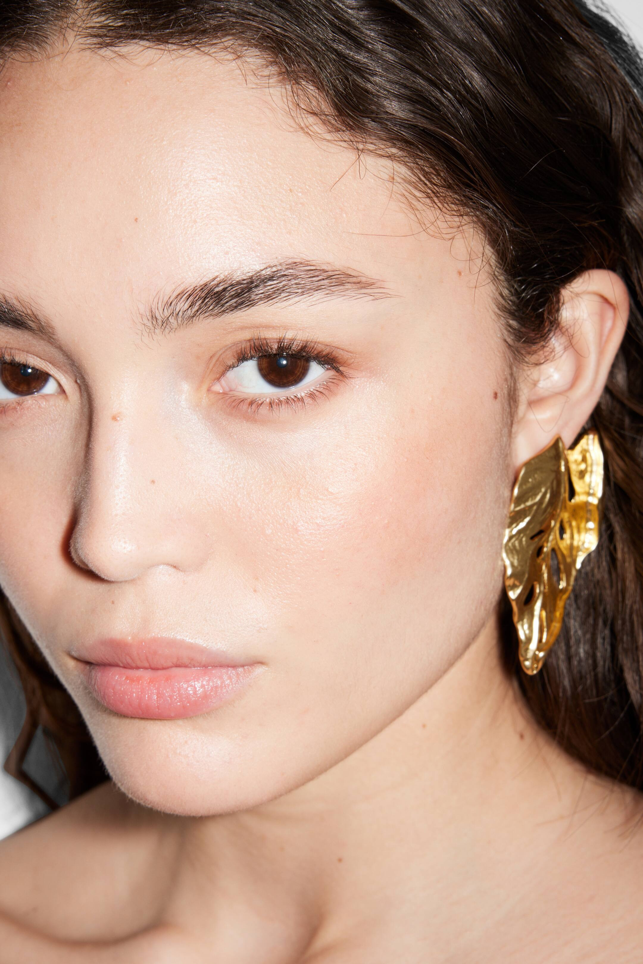 Oversized Leaf Clip Earrings - Gold - Ladies | H&M GB | H&M (UK, MY, IN, SG, PH, TW, HK)