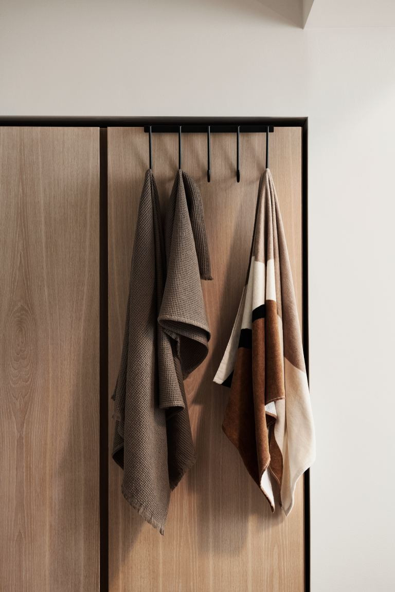 Waffled bath towel | H&M (UK, MY, IN, SG, PH, TW, HK)